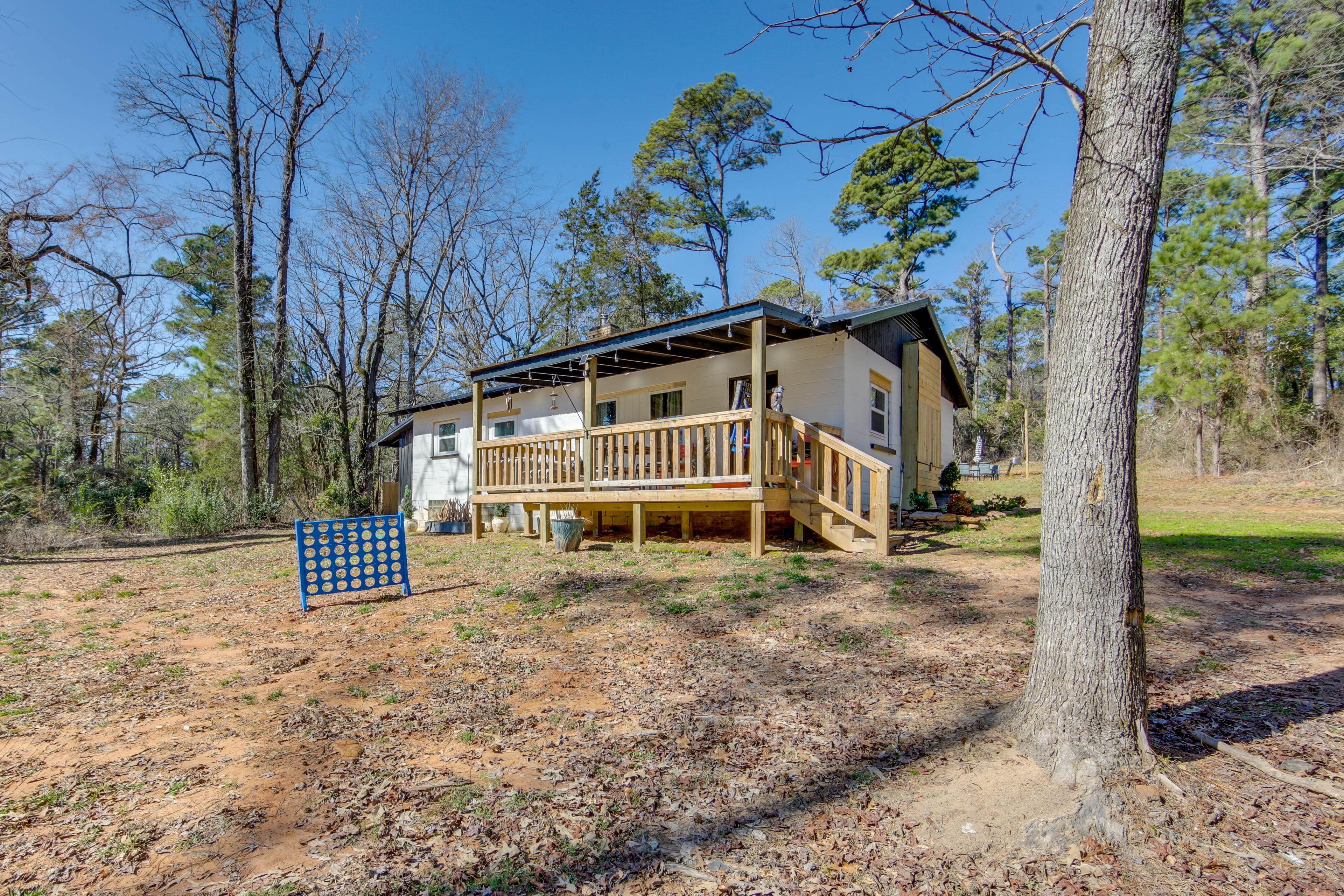 Large Yard | Wood-Burning Fire Pit | Yard Games | 2 Hammocks