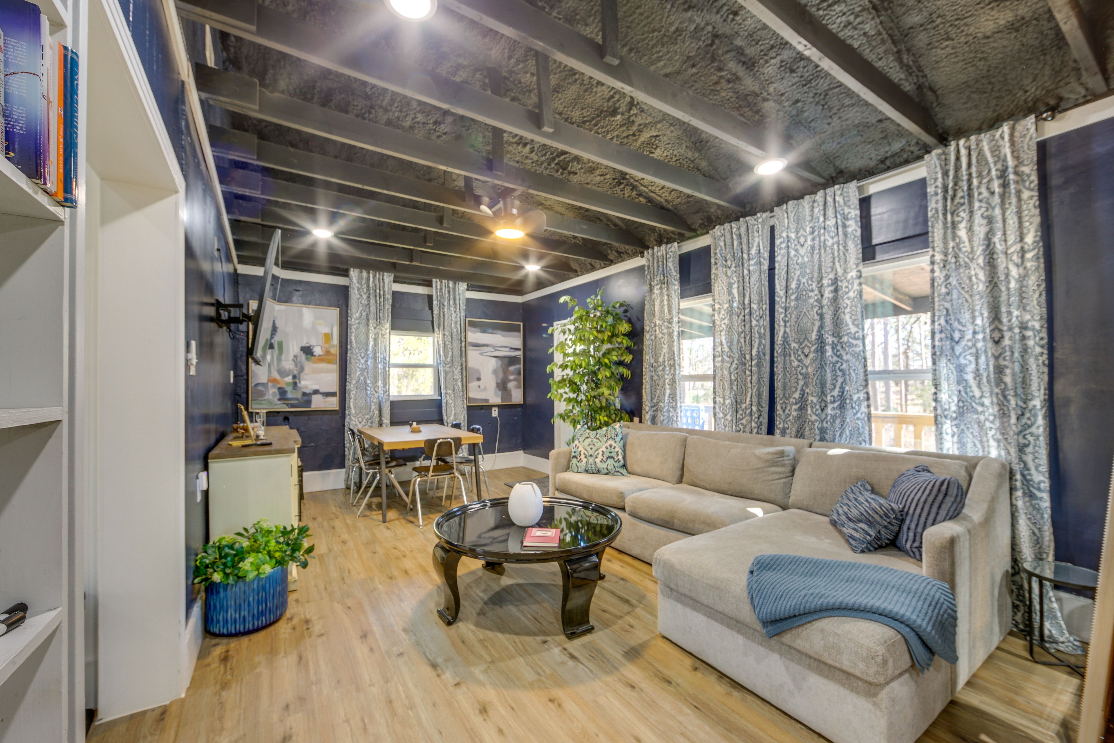 Living Room | Free WiFi | Central A/C & Heat | Dining Table