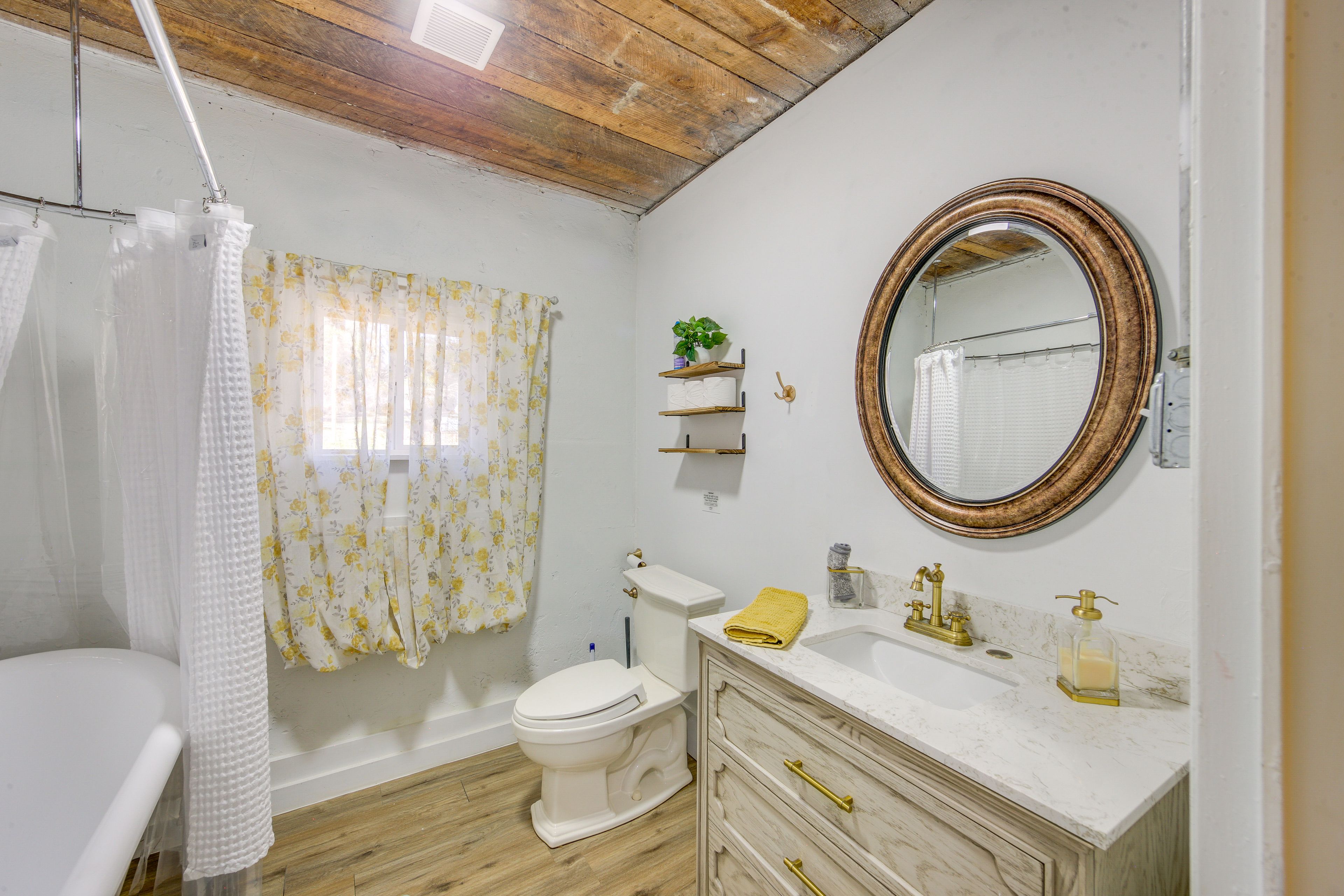 Full Bathroom | Clawfoot Tub
