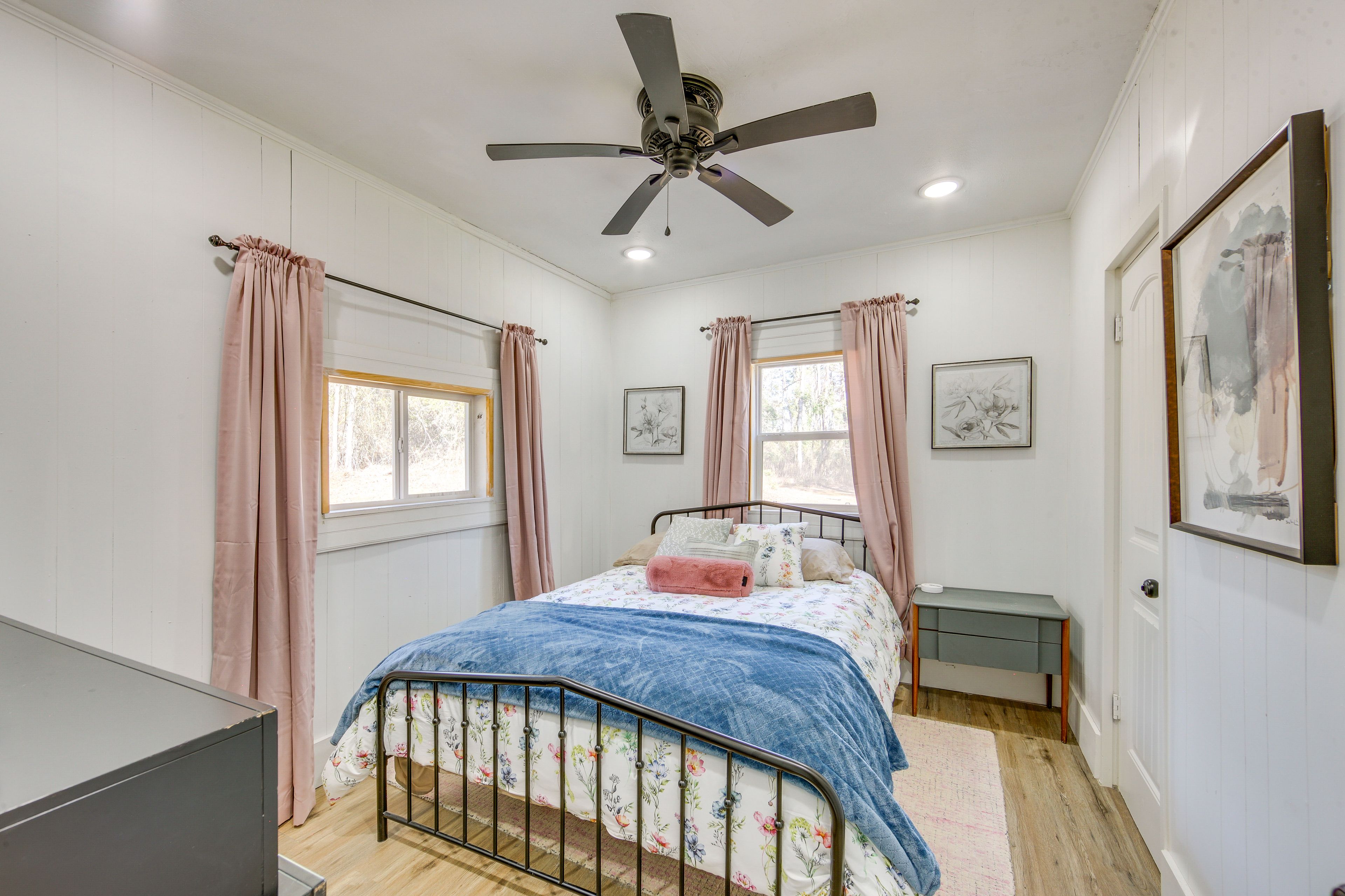 Bedroom 1 | Queen Bed