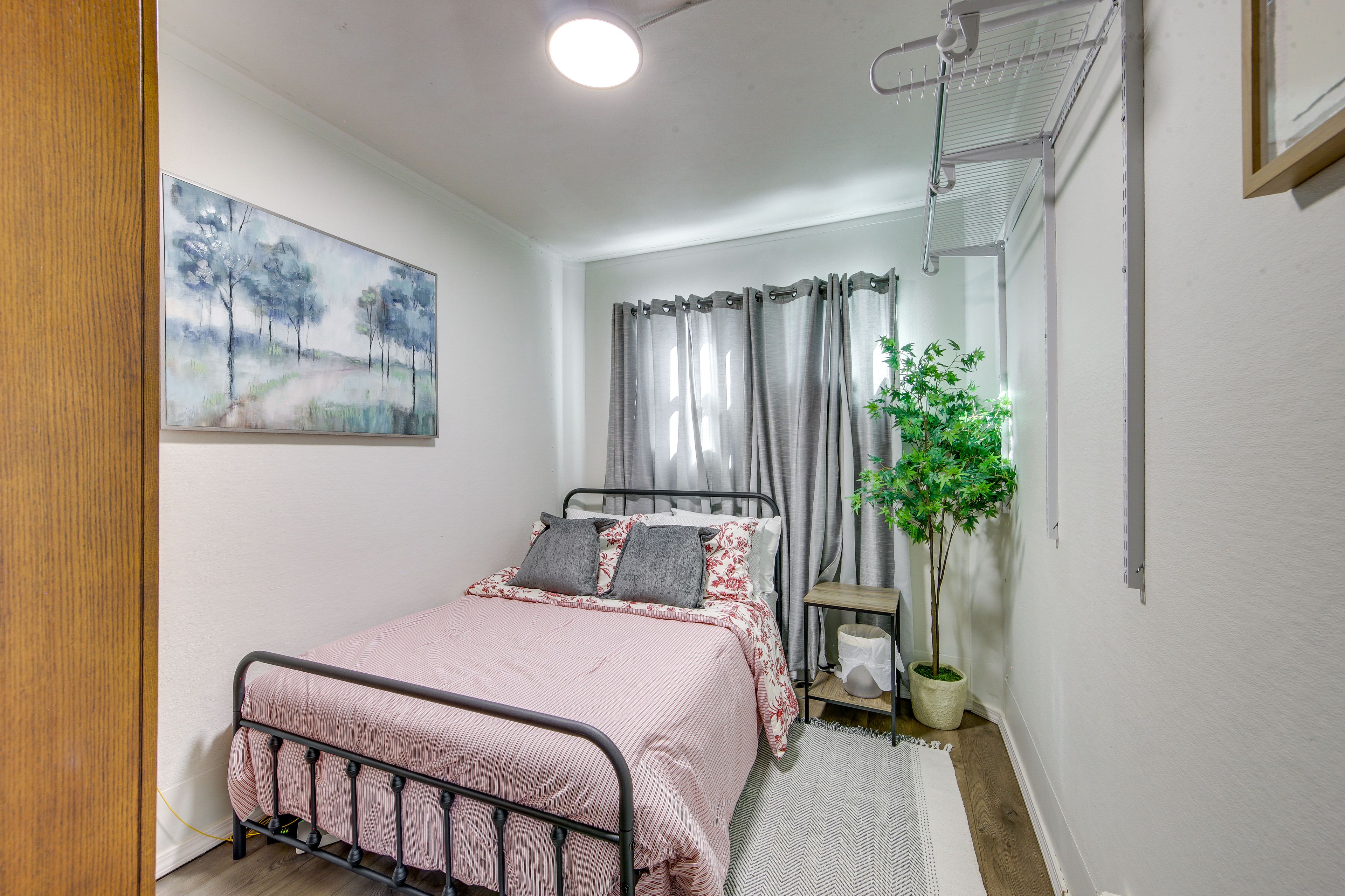 Bedroom | Queen Bed