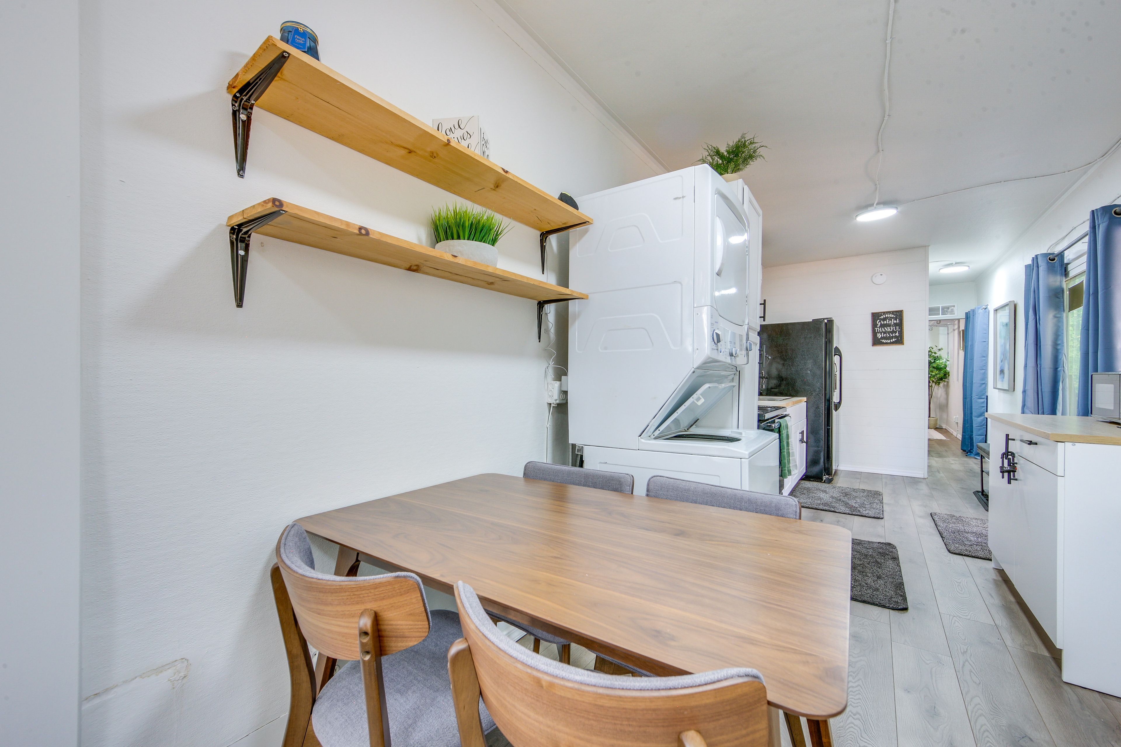 Dining Table | Dishware & Flatware