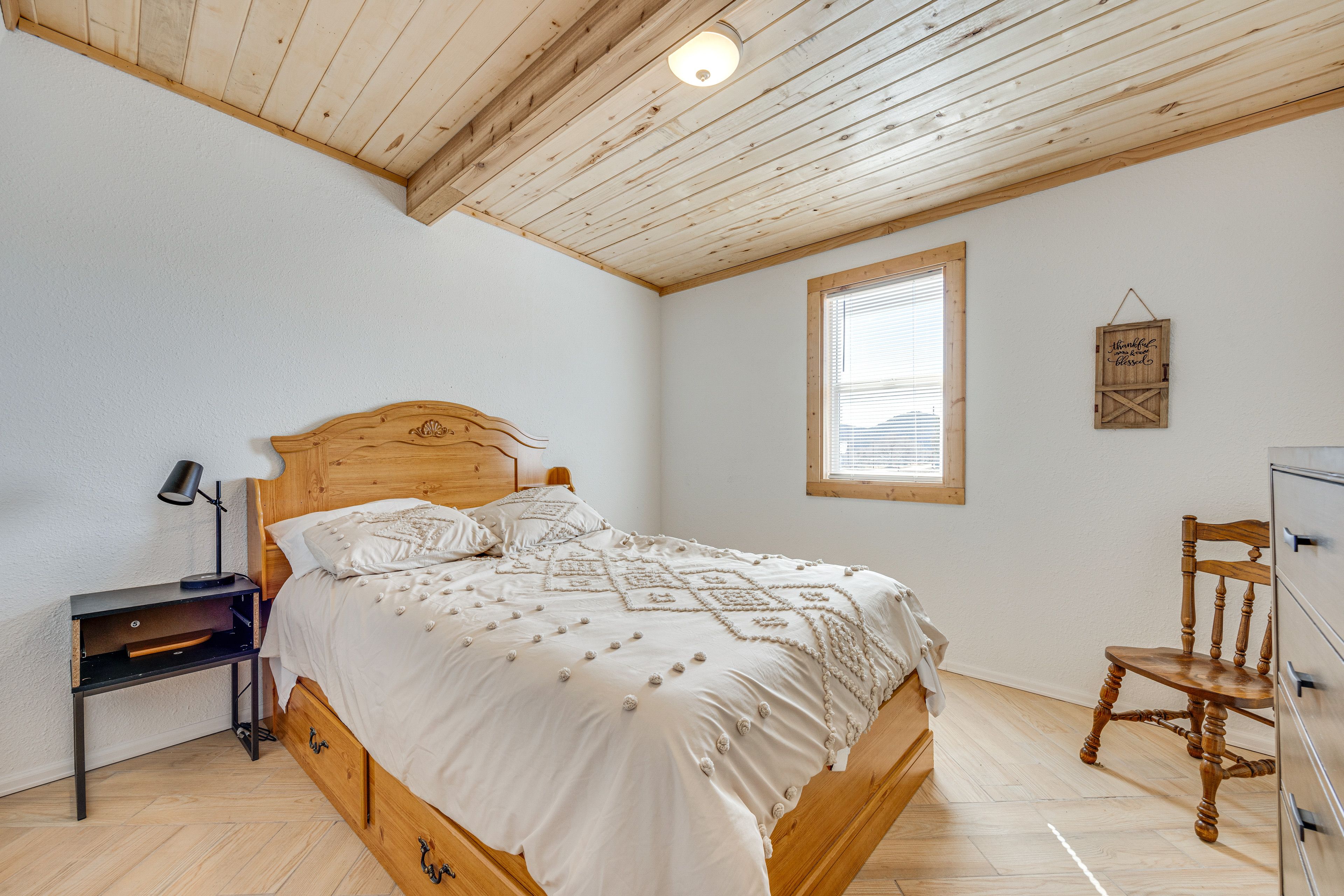 Bedroom 1 | Queen Bed