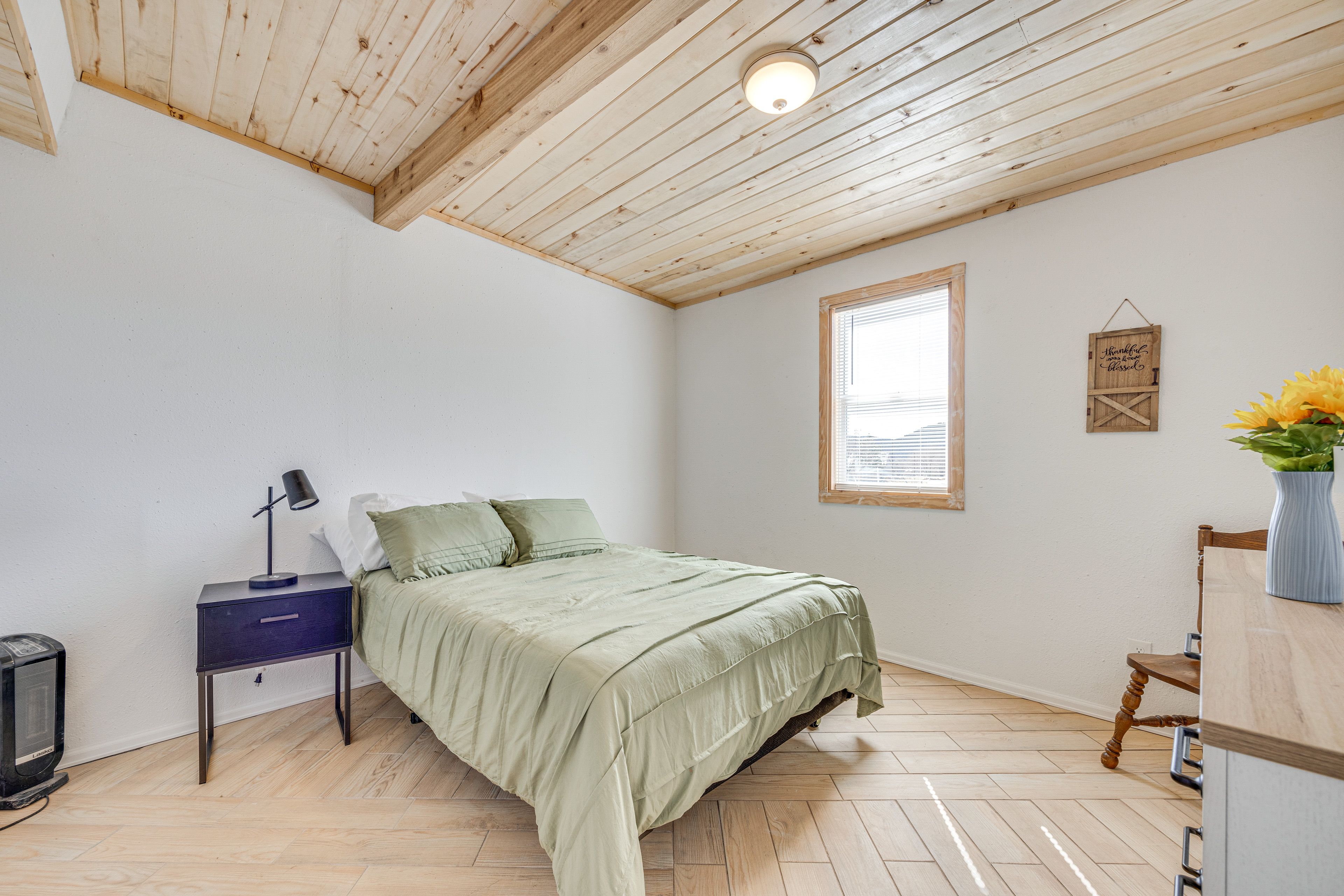 Bedroom 2 | Queen Bed