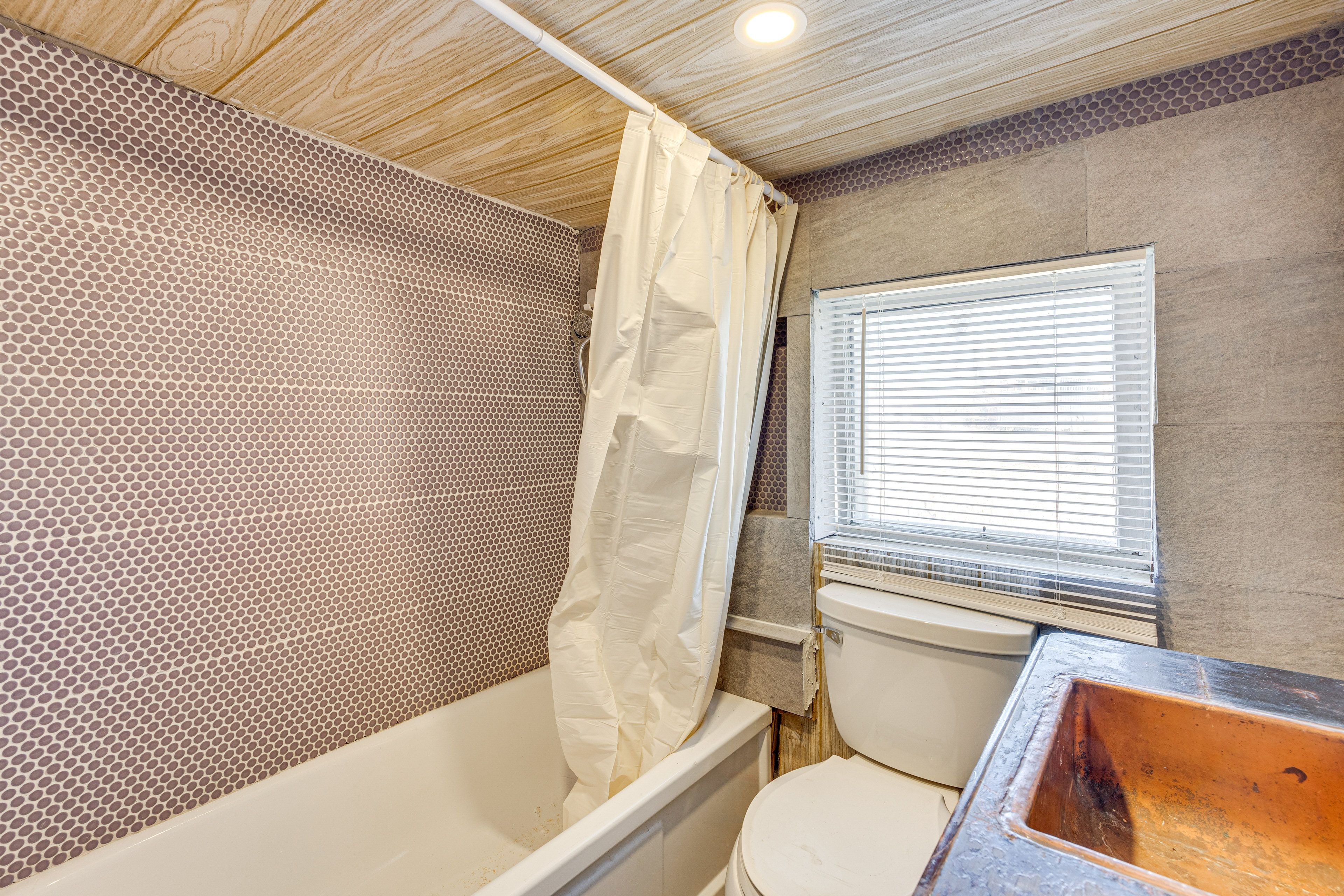 Full Bathroom | Towels Provided