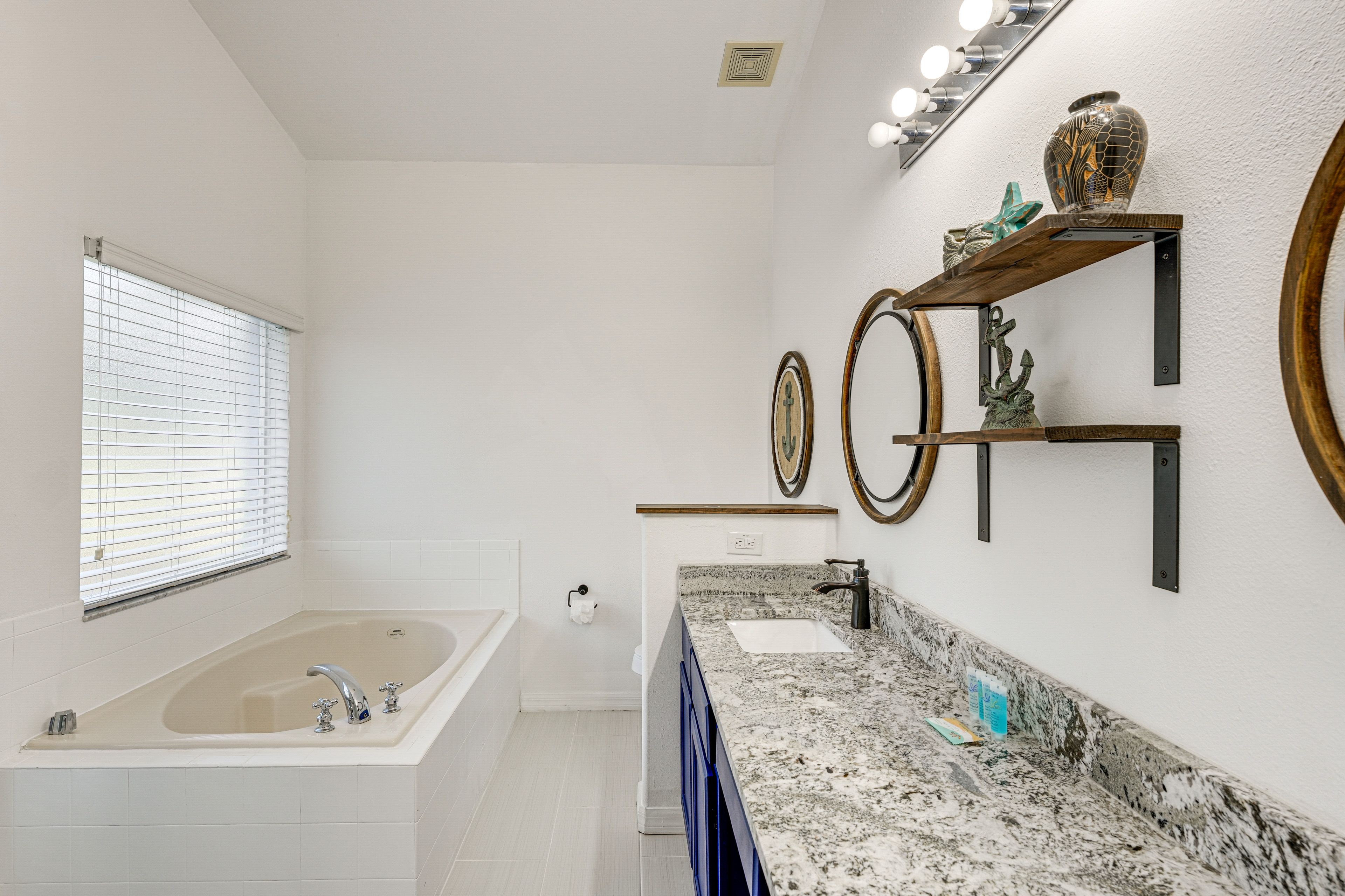 Full Bathroom | Towels Provided