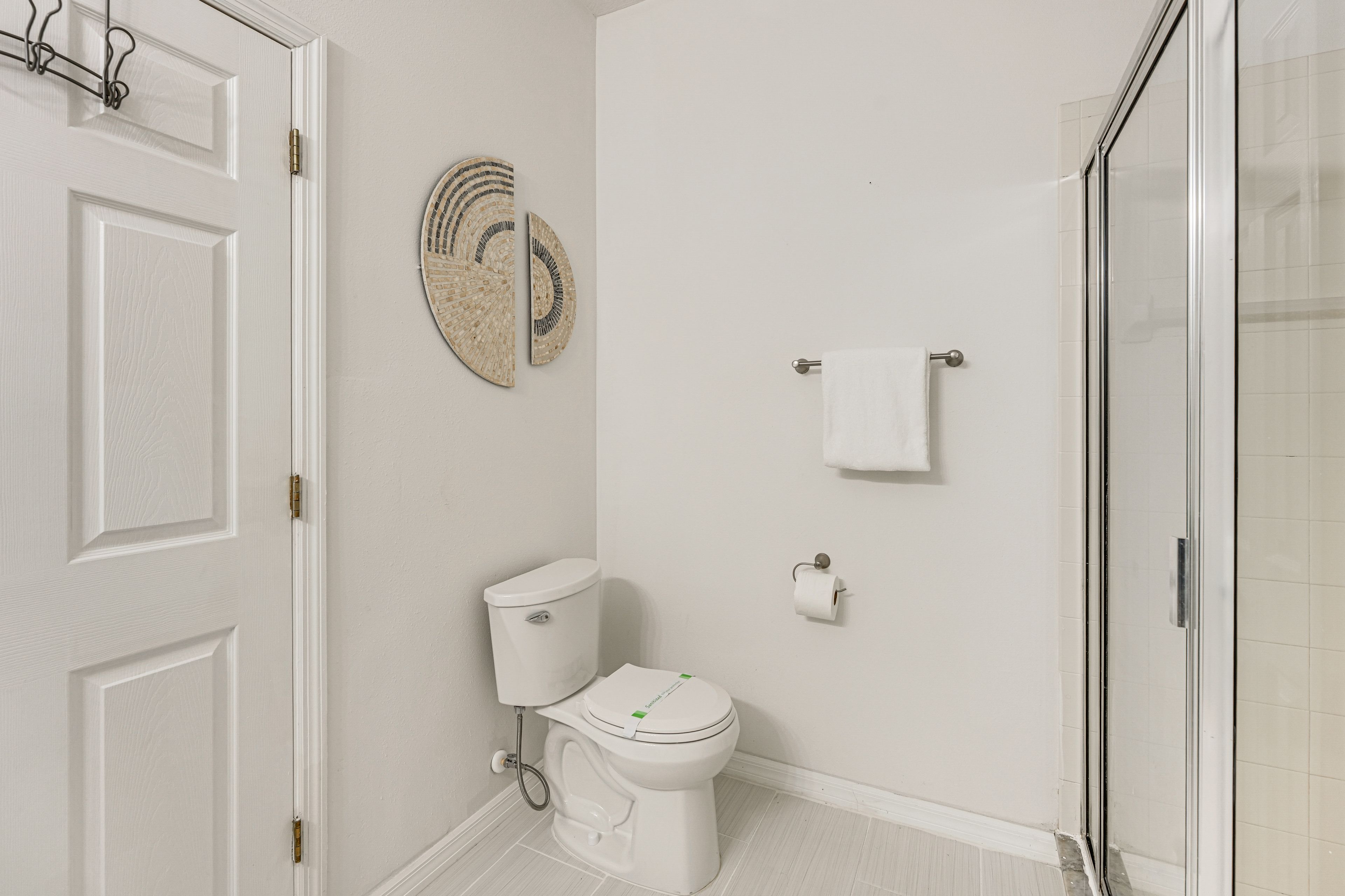 Full Bathroom | Towels Provided