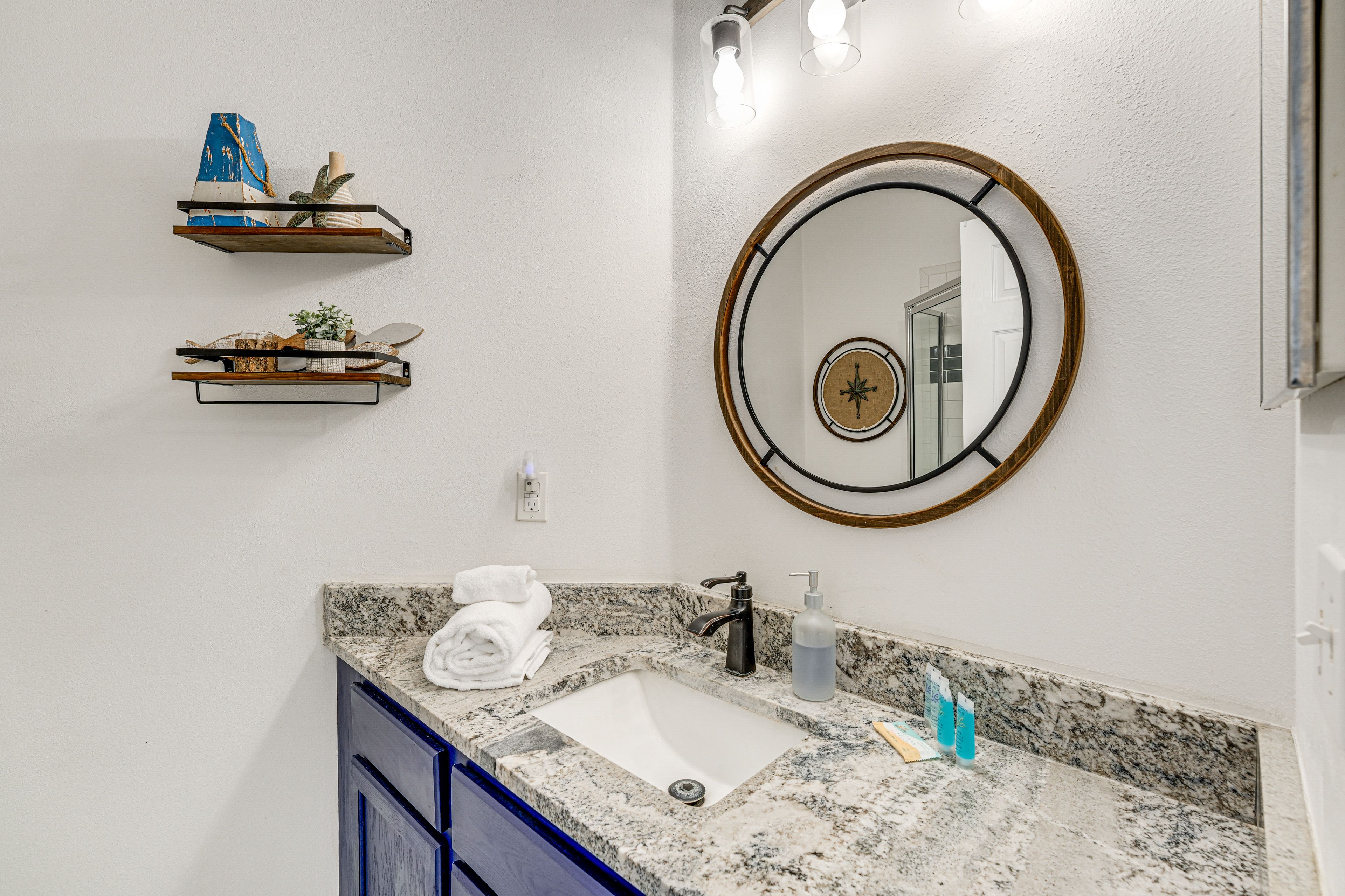 Full Bathroom | Towels Provided