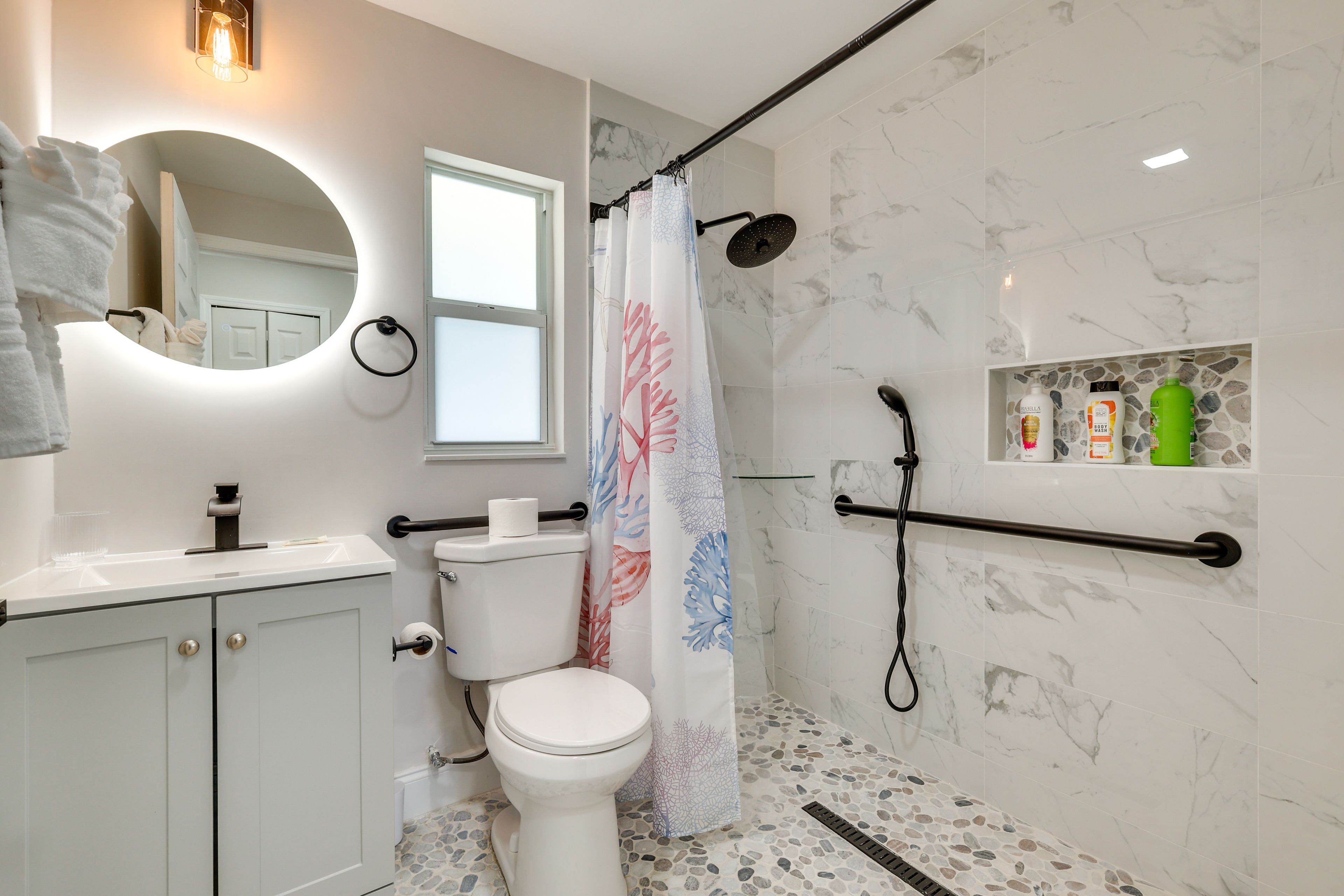 Full Bathroom | Towels Provided | Hair Dryer