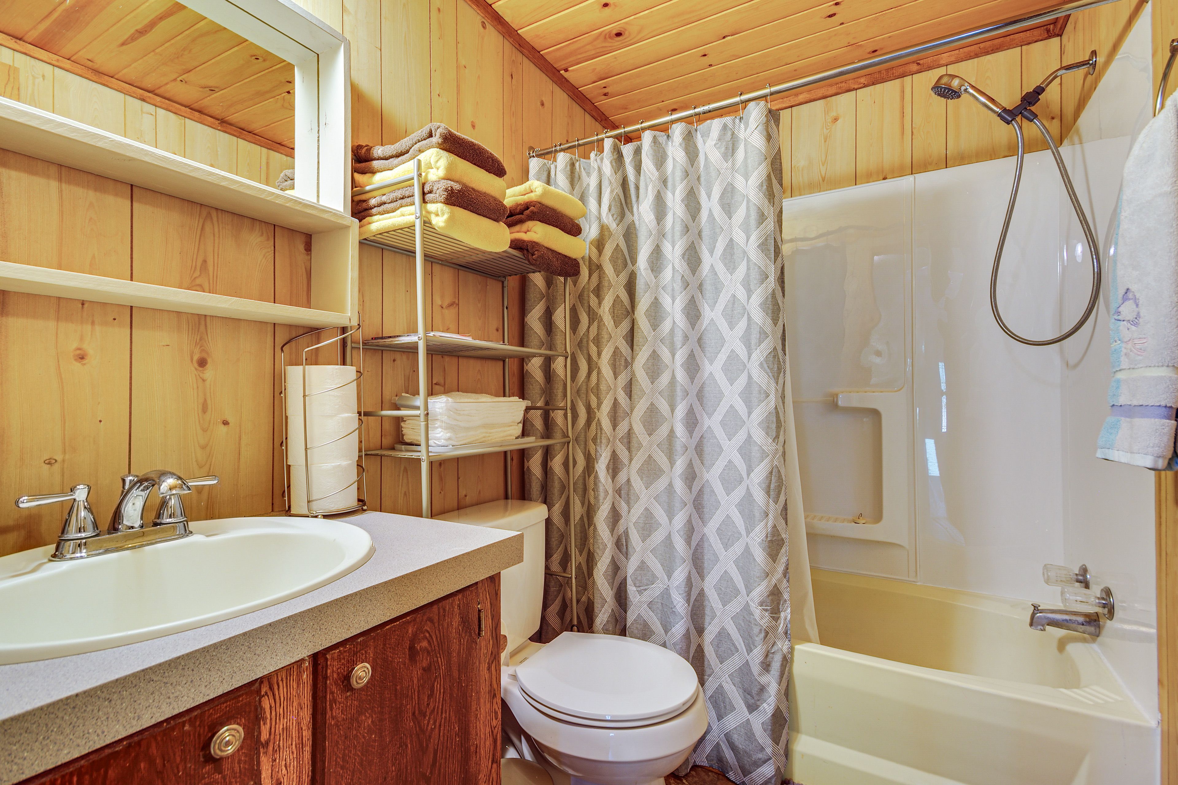 Full Bathroom | Towels Provided