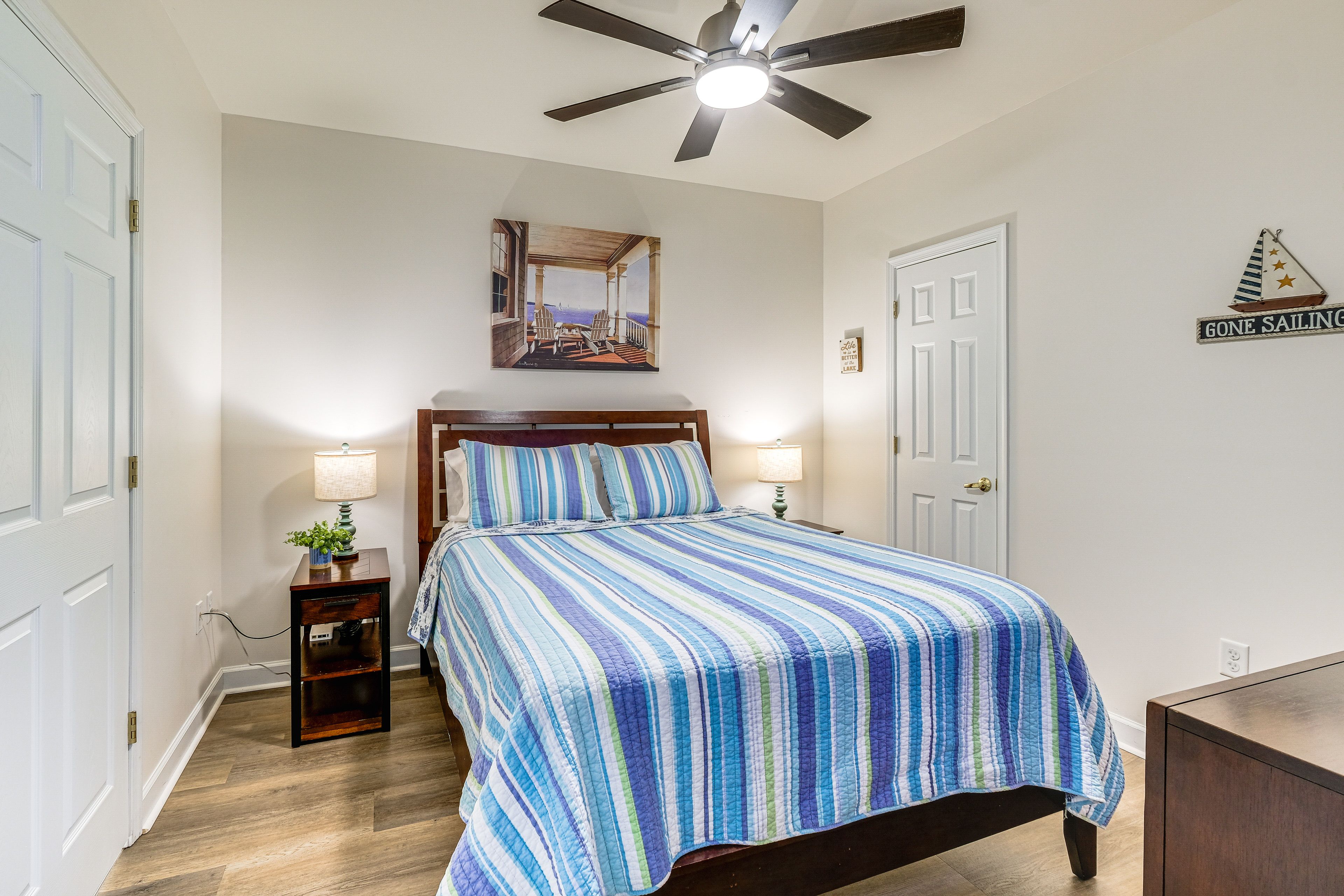 Bedroom 1 | Queen Bed