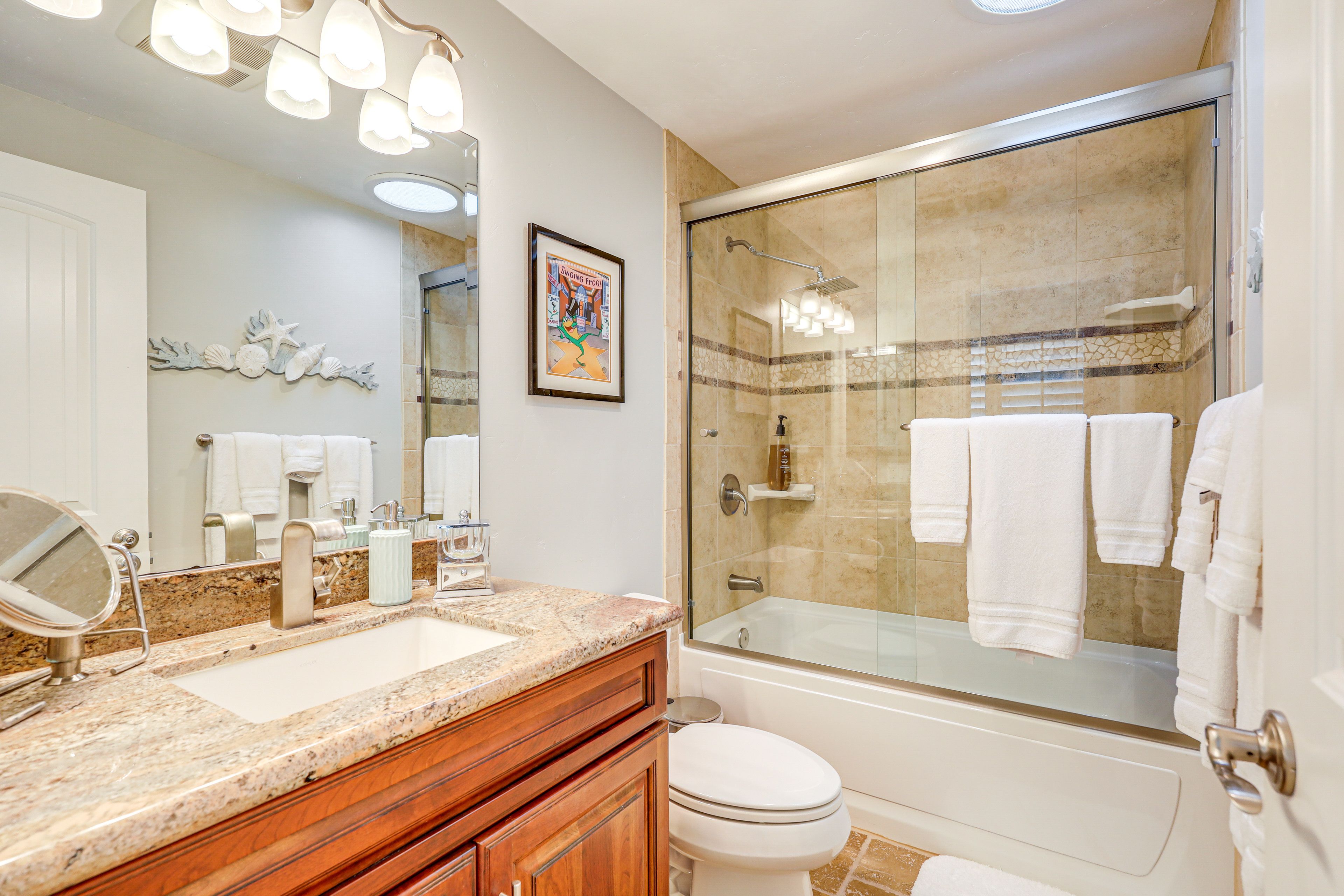 Full Bathroom | 2nd Floor | Towels Provided