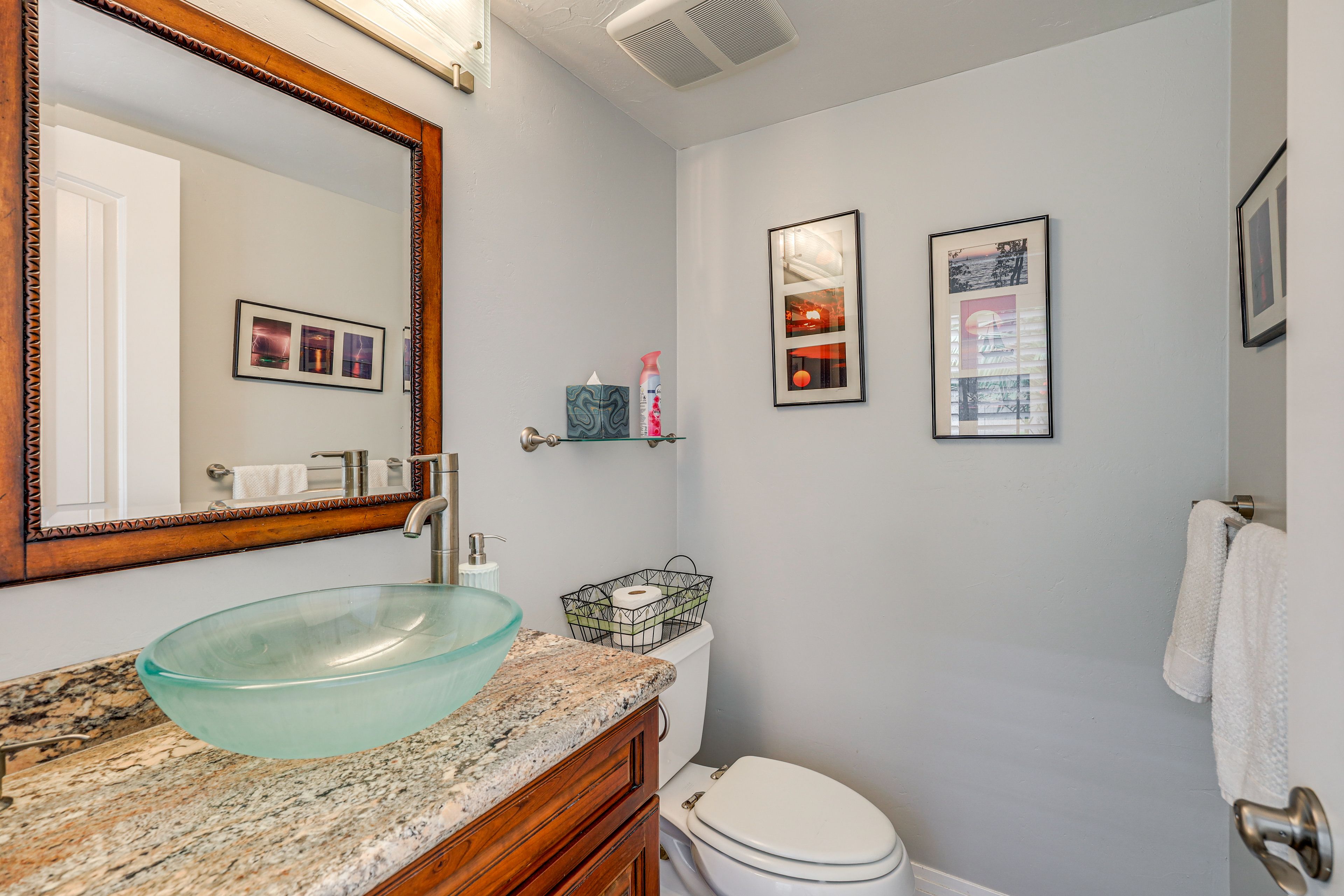 Half Bathroom | 1st Floor | Towels Provided