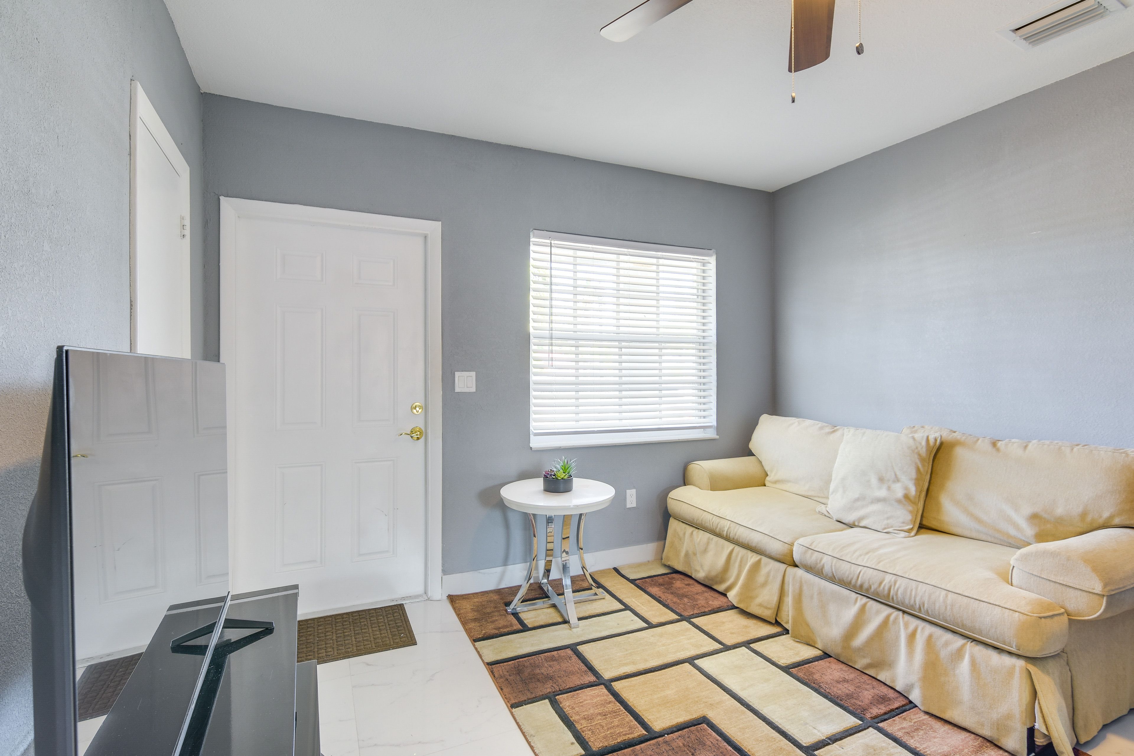 Living Room | Queen Sleeper Sofa | Central A/C | Free WiFi