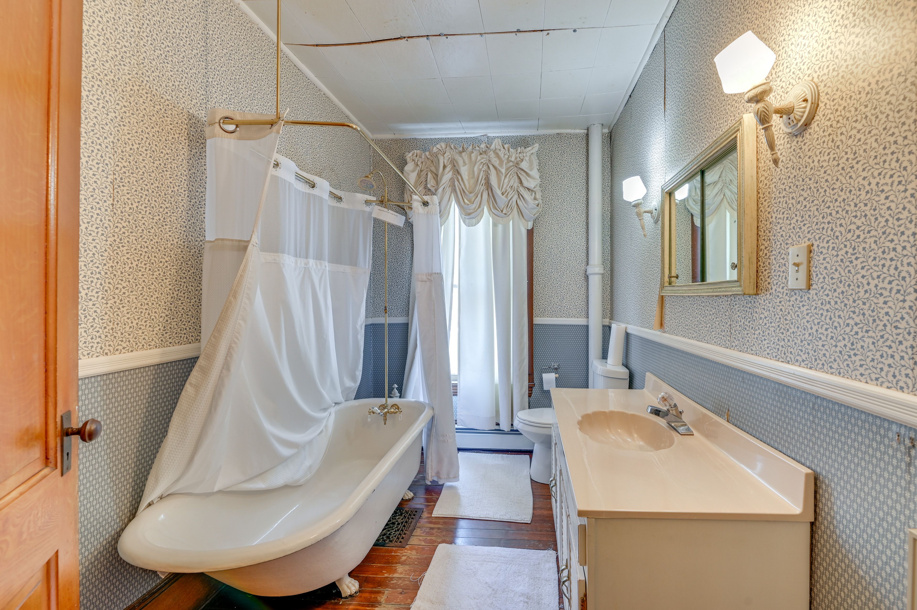 Full Bathroom | 3rd Floor