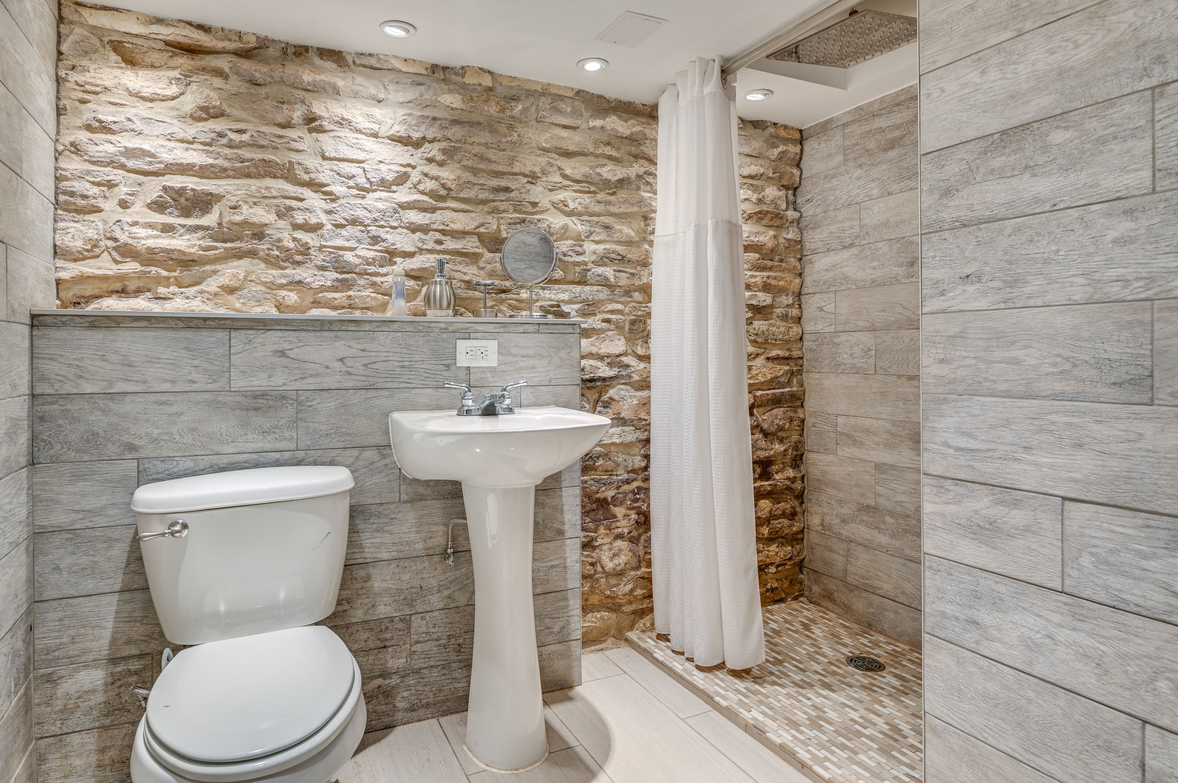 Full Bathroom | 1st Floor