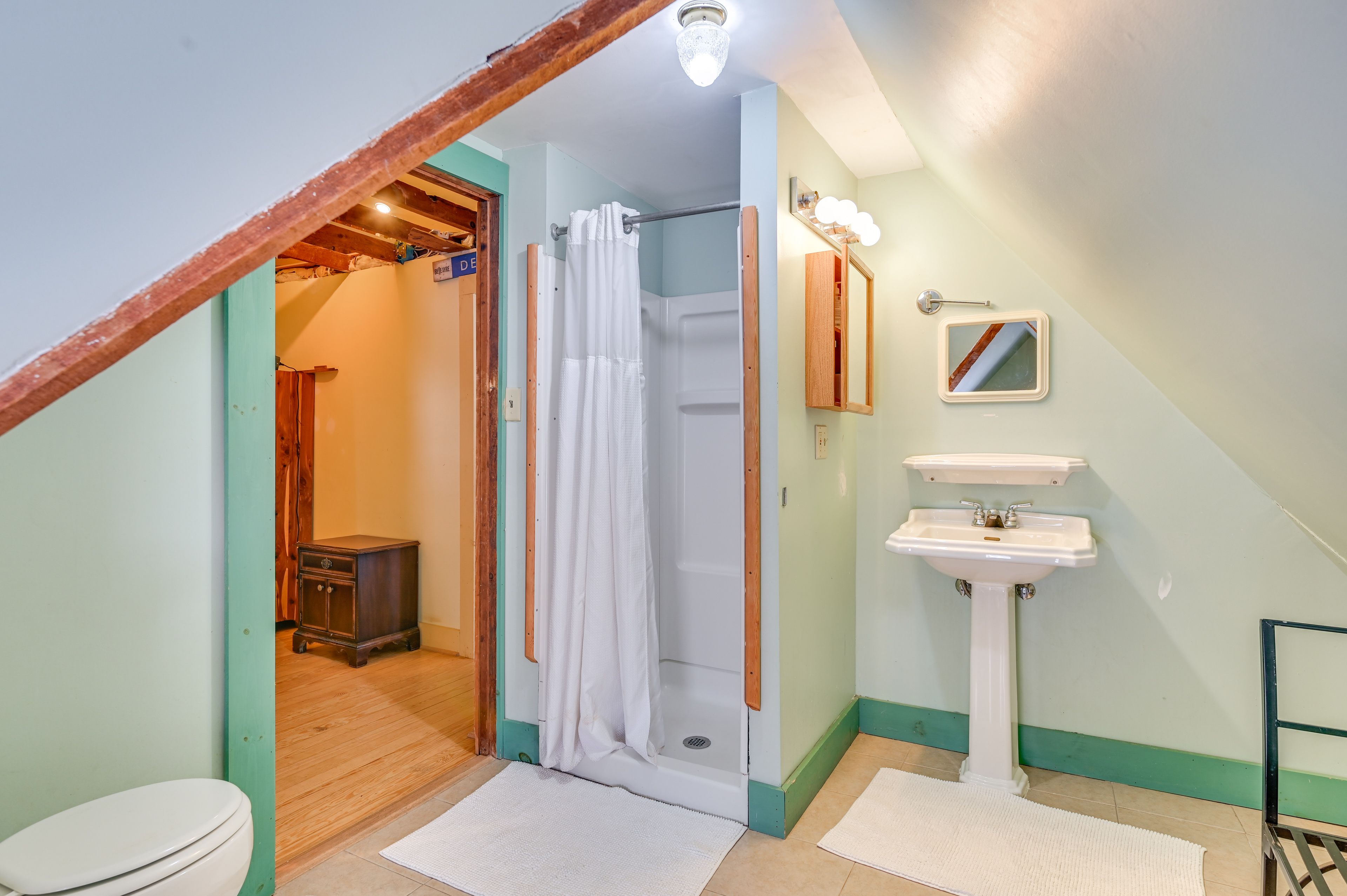 Full Bathroom | 4th Floor