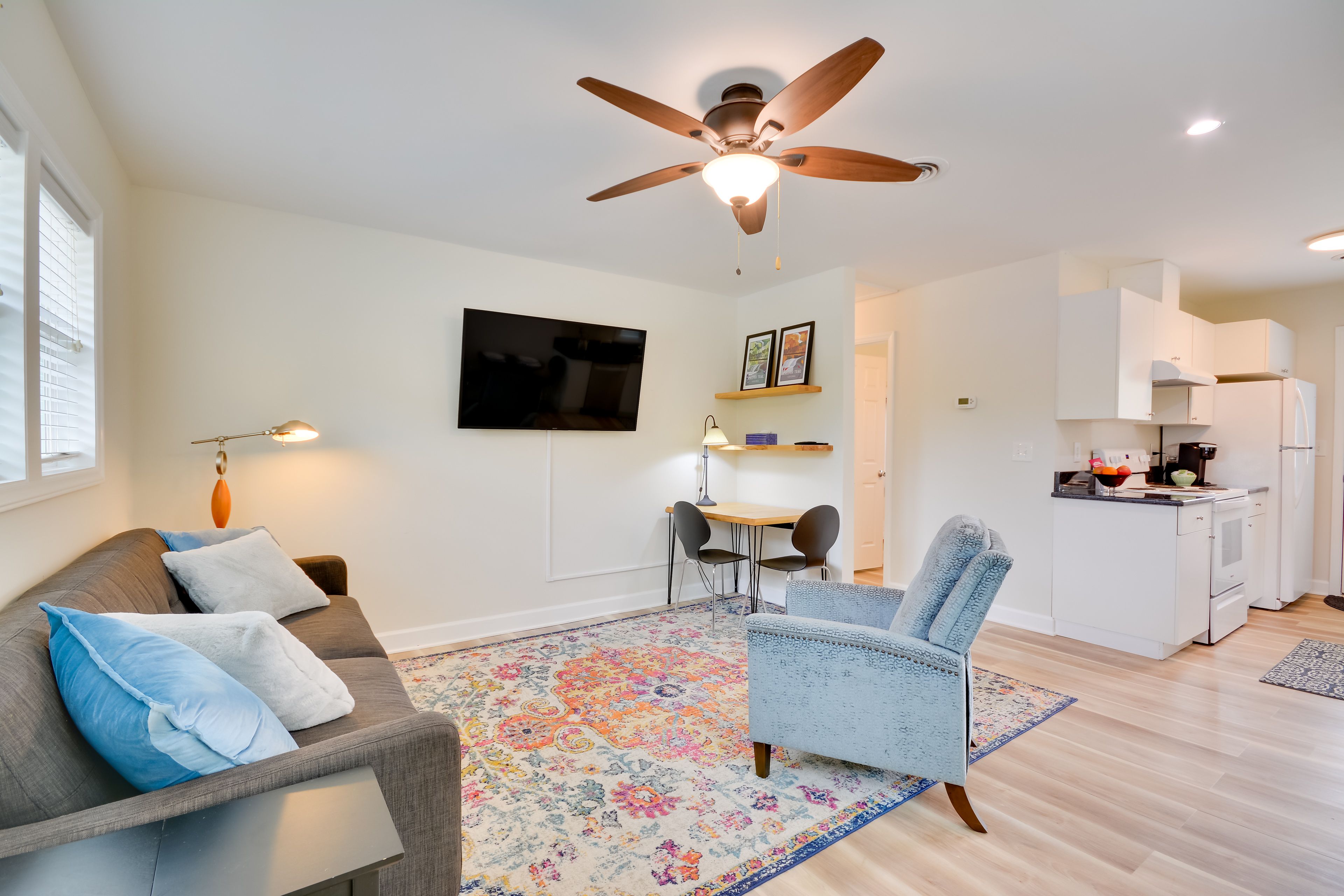 Living Room | Smart TV | Free WiFi | Central A/C & Heating