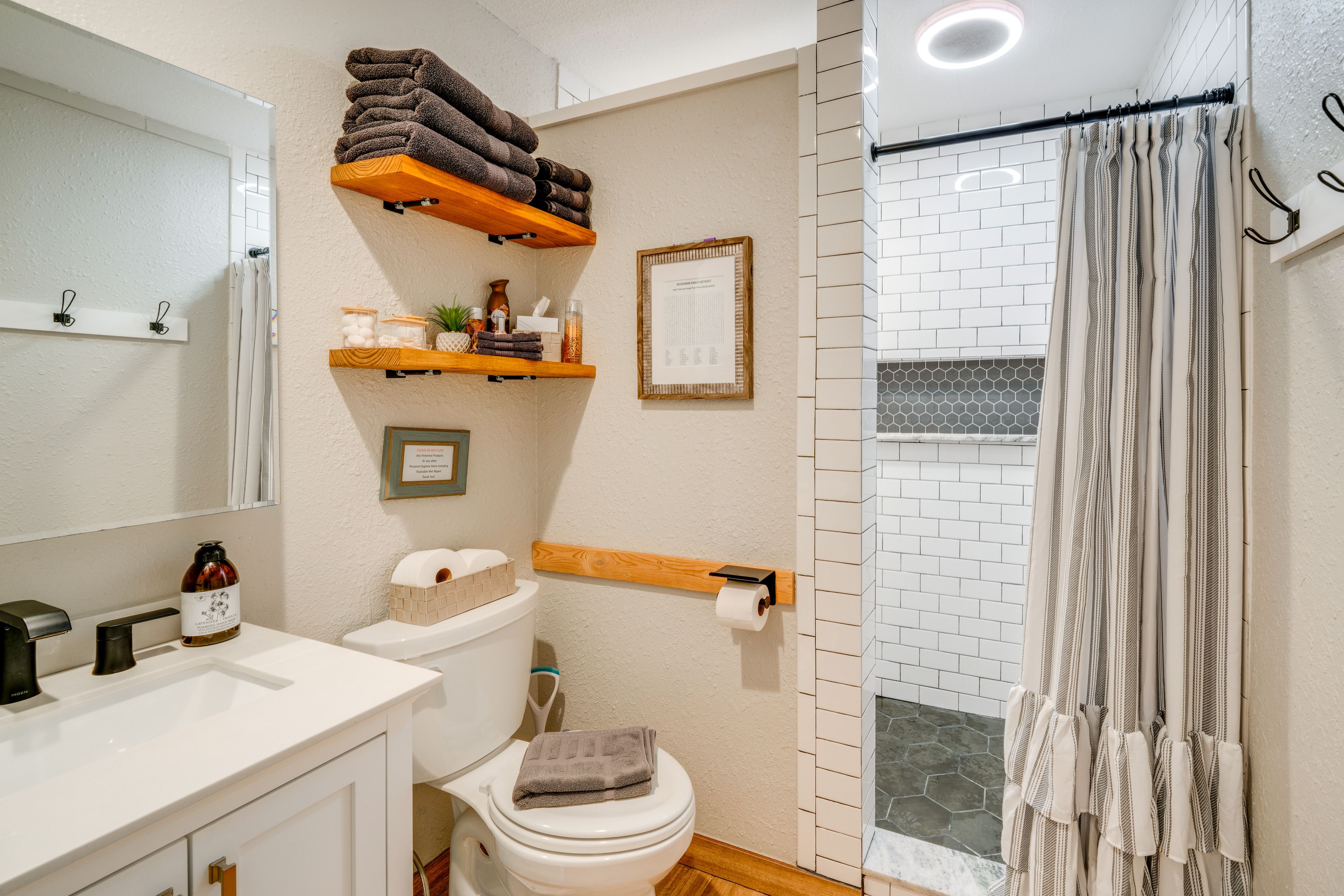 Full Bathroom | Towels Provided | Complimentary Toiletries