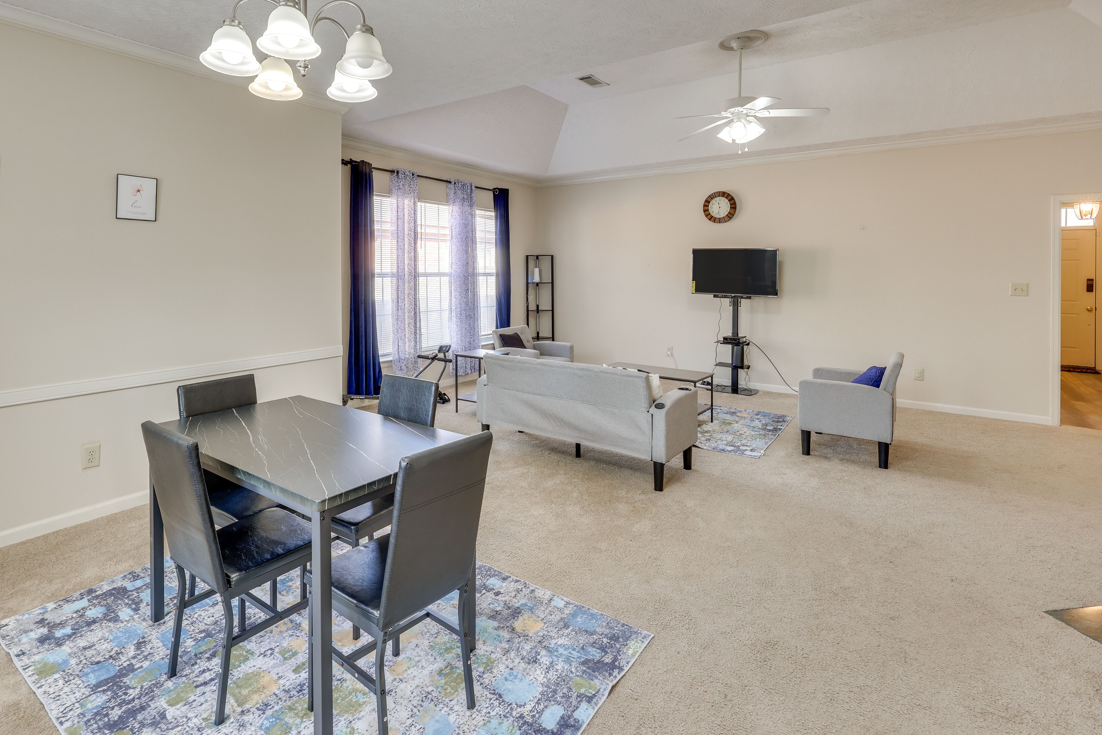 Dining Area | Dishware/Flatware Provided