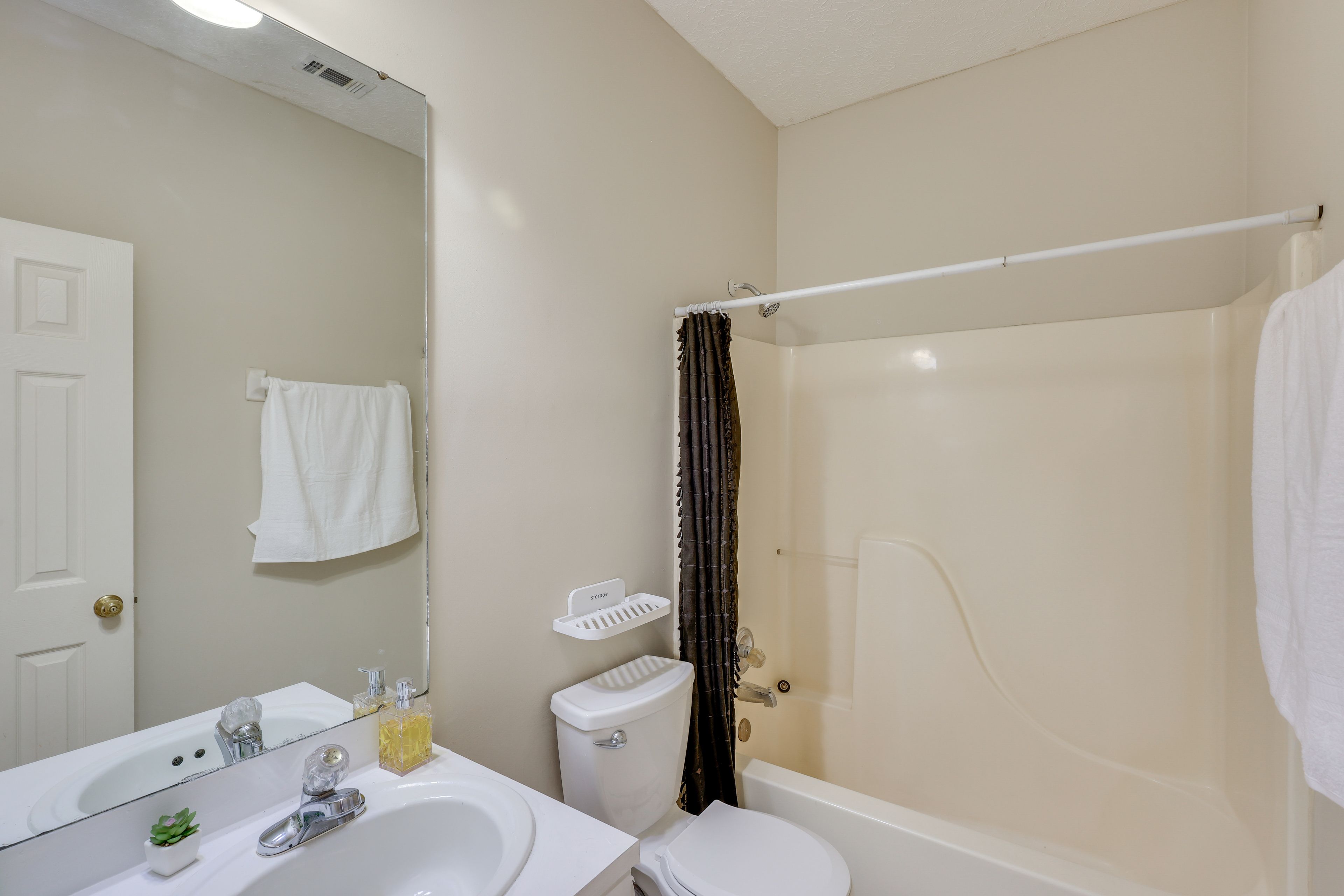 Full Bathroom | Towels Provided