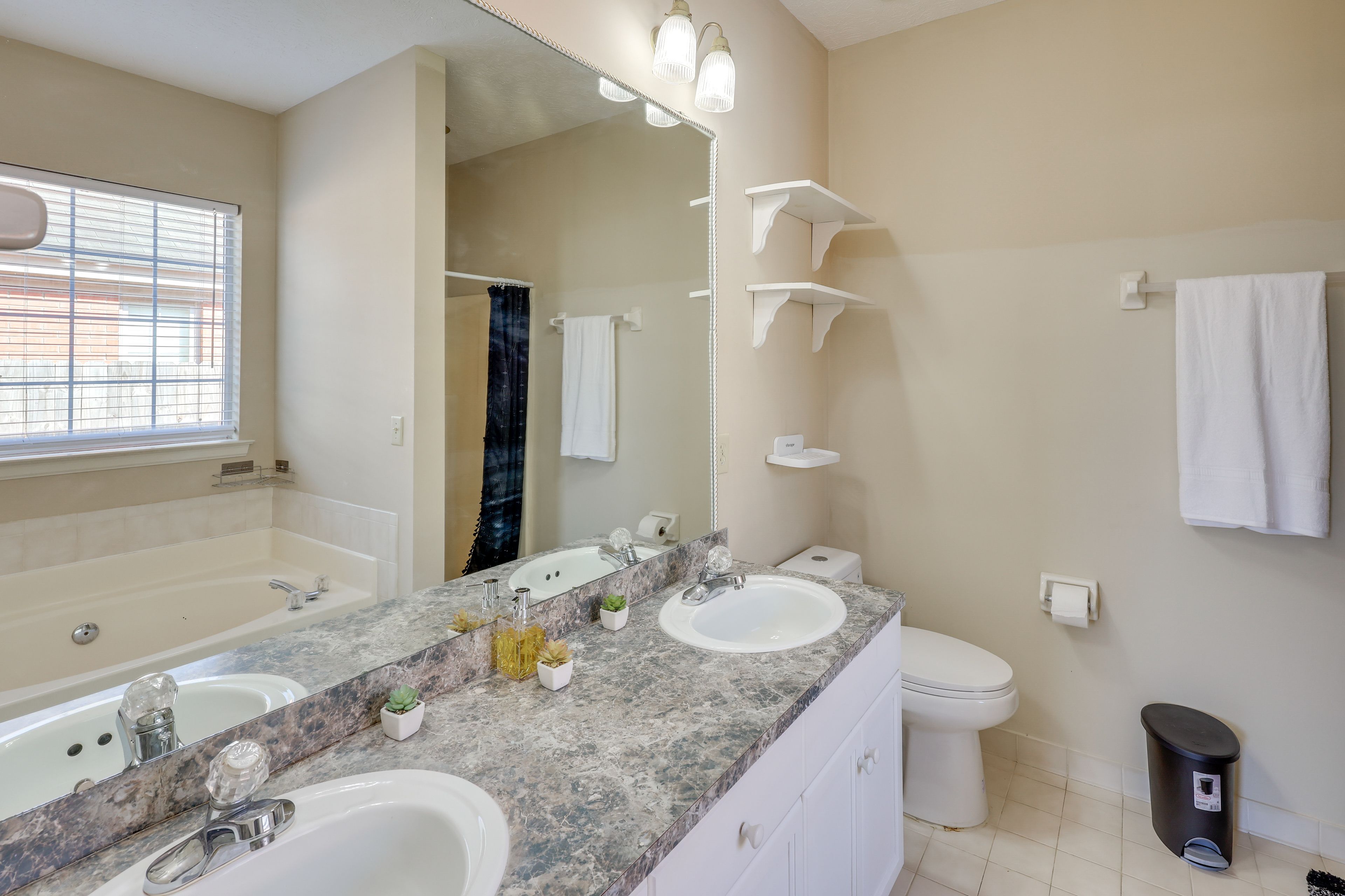 En-Suite Bathroom | Soaking Tub | Shower