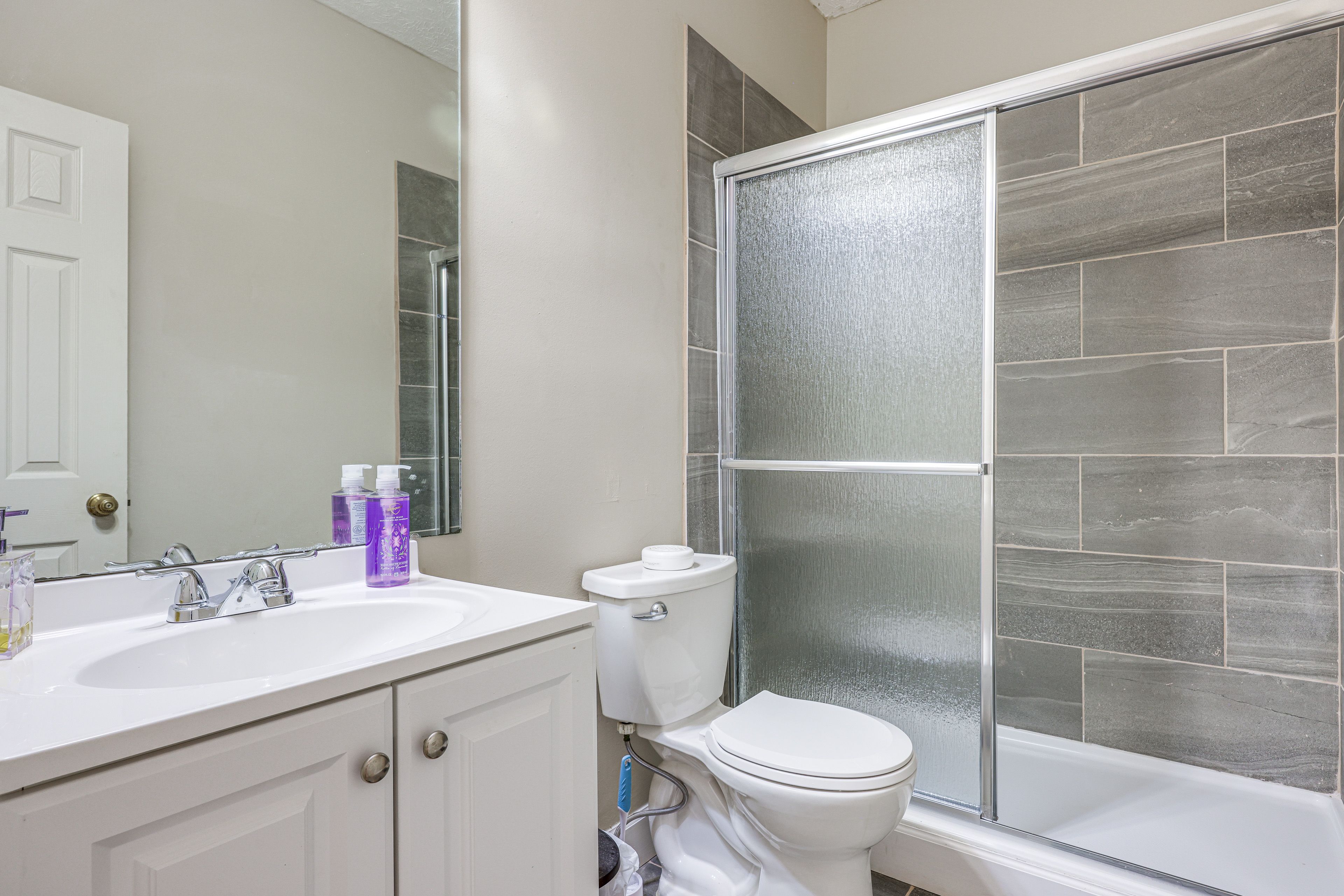 Full Bathroom | Towels Provided