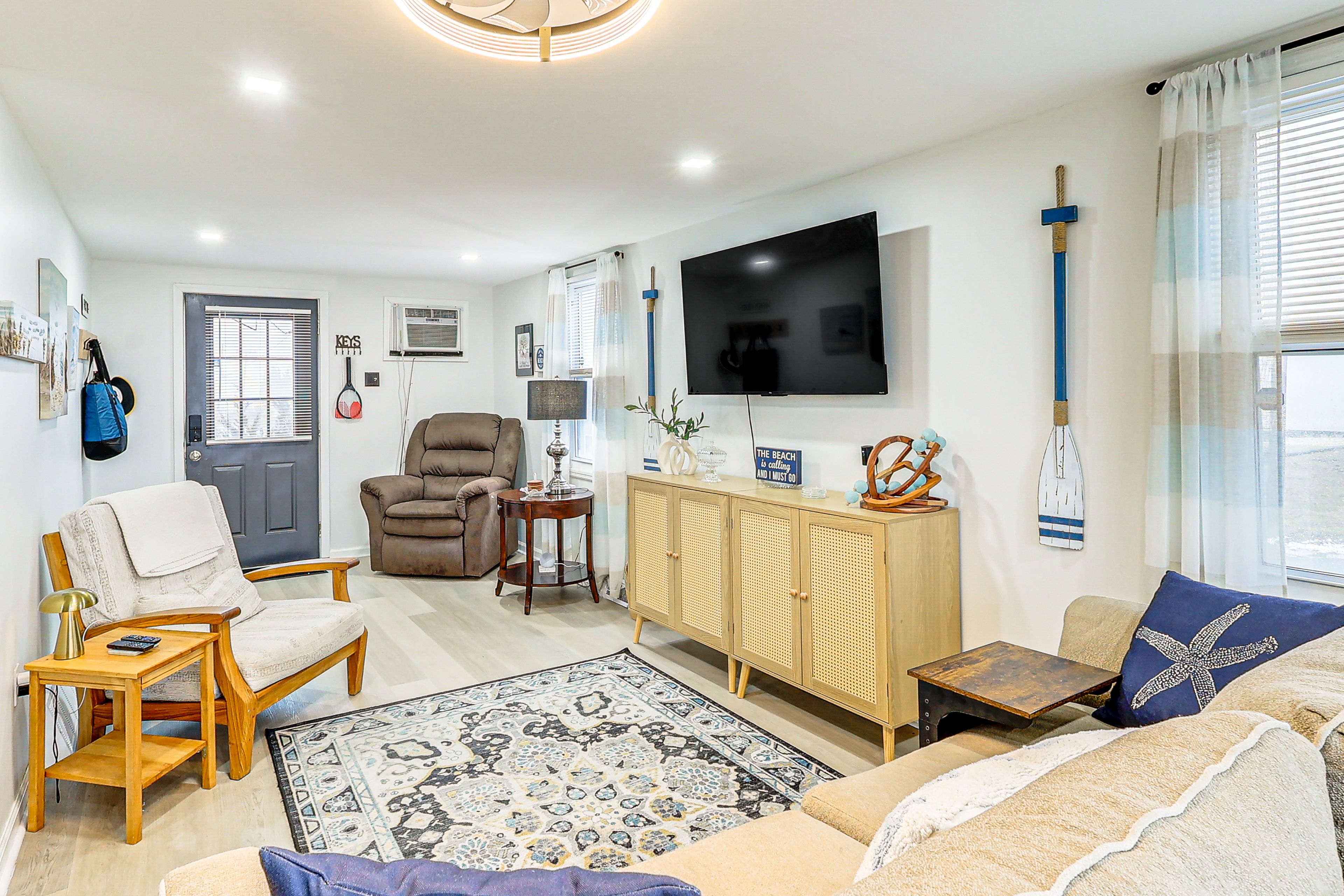 Living Room | Free WiFi | Smart TV | Central A/C & Heating