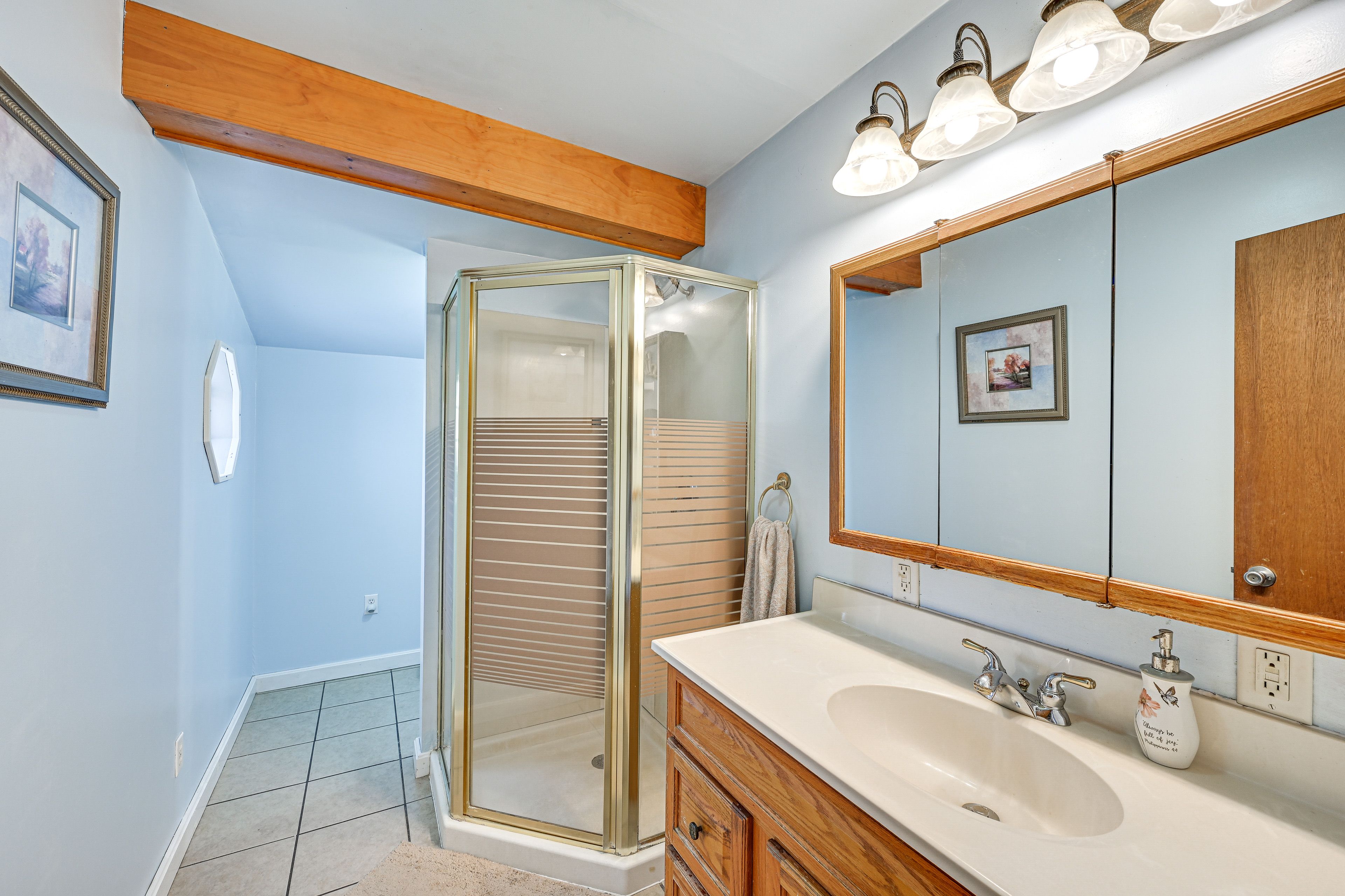 Full Bathroom | 2nd Floor | Towels Provided