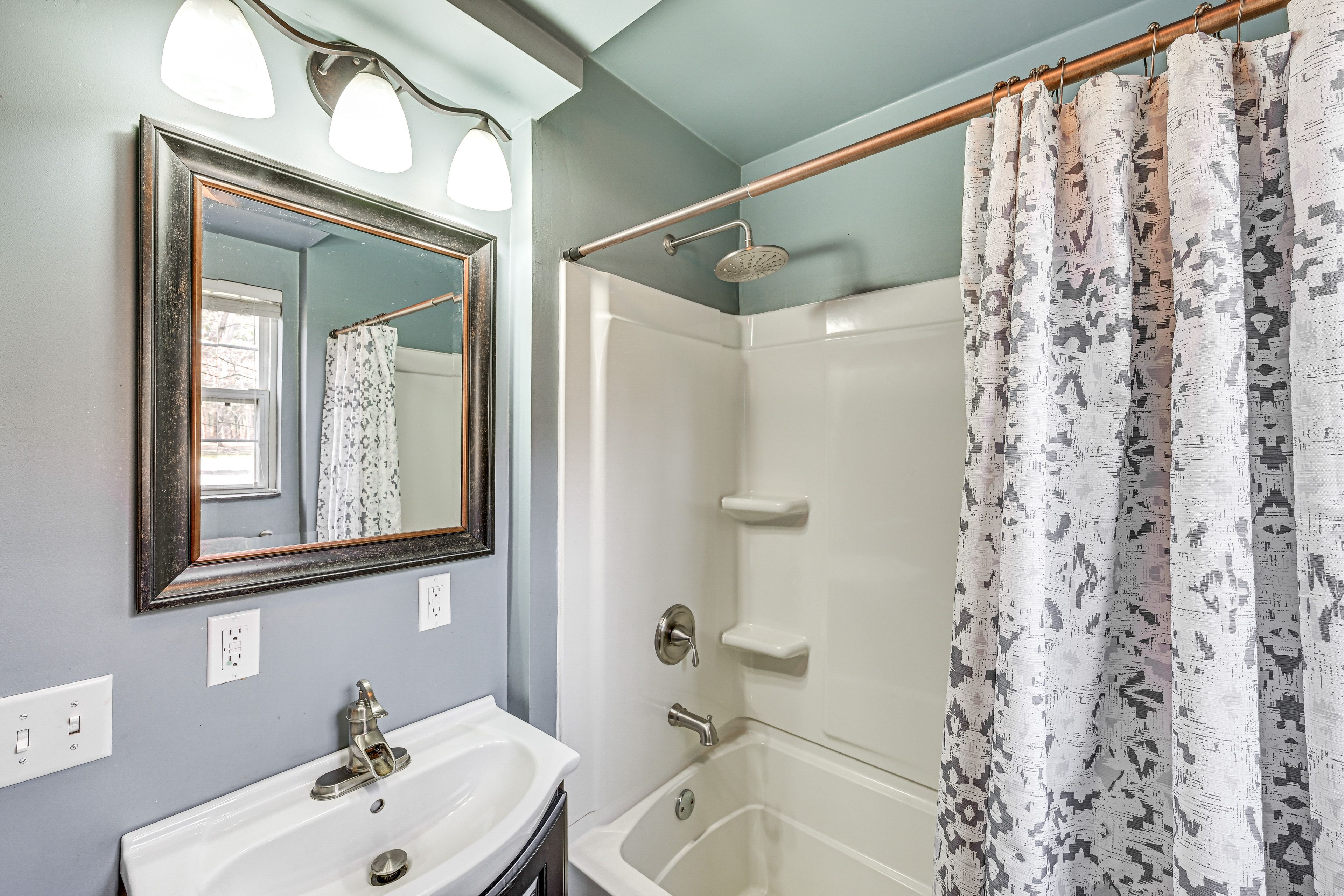 Full Bathroom | 1st Floor | Towels Provided