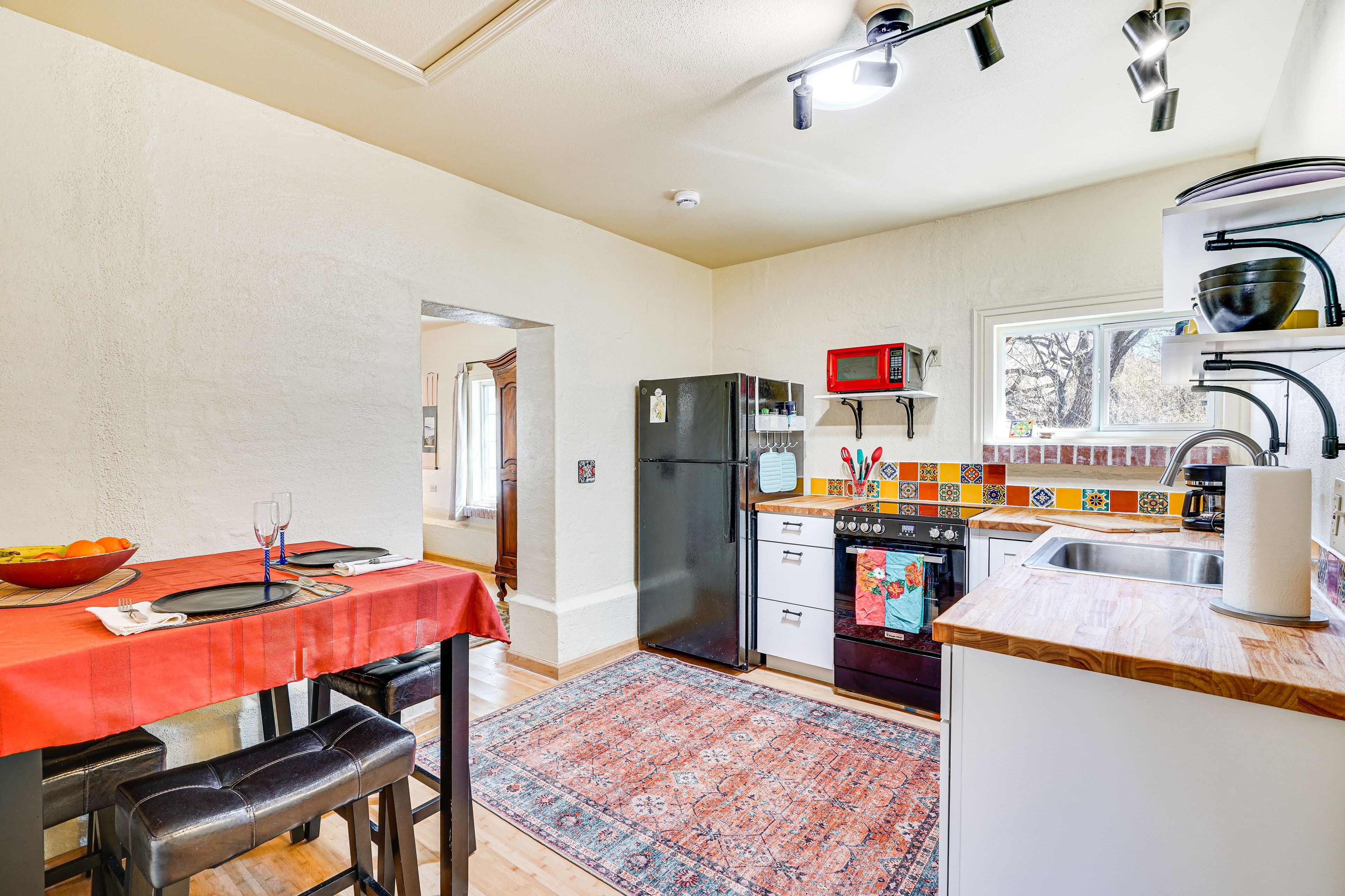 Dining Area | Dishware/Flatware Provided