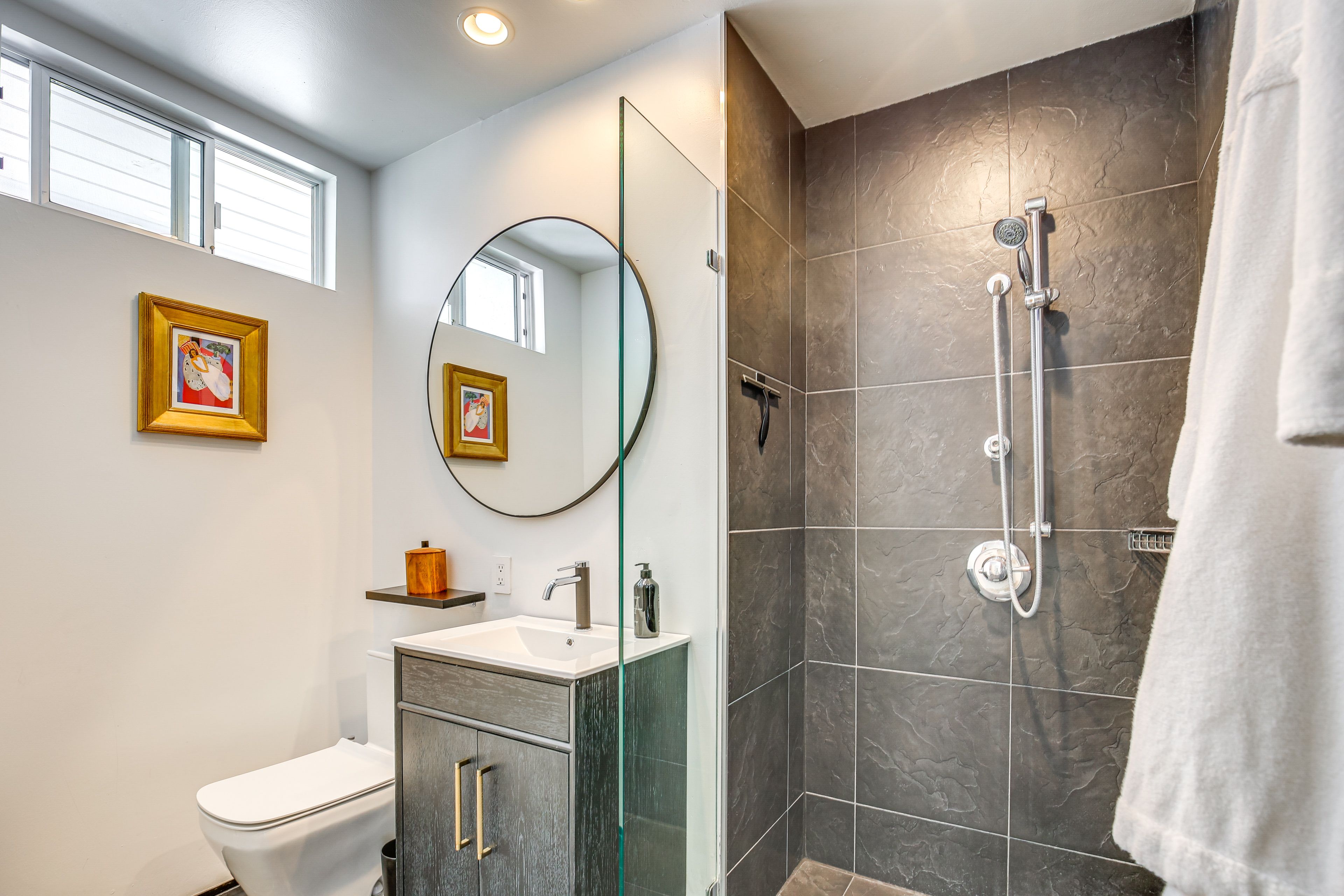 Full Bathroom | Complimentary Toiletries