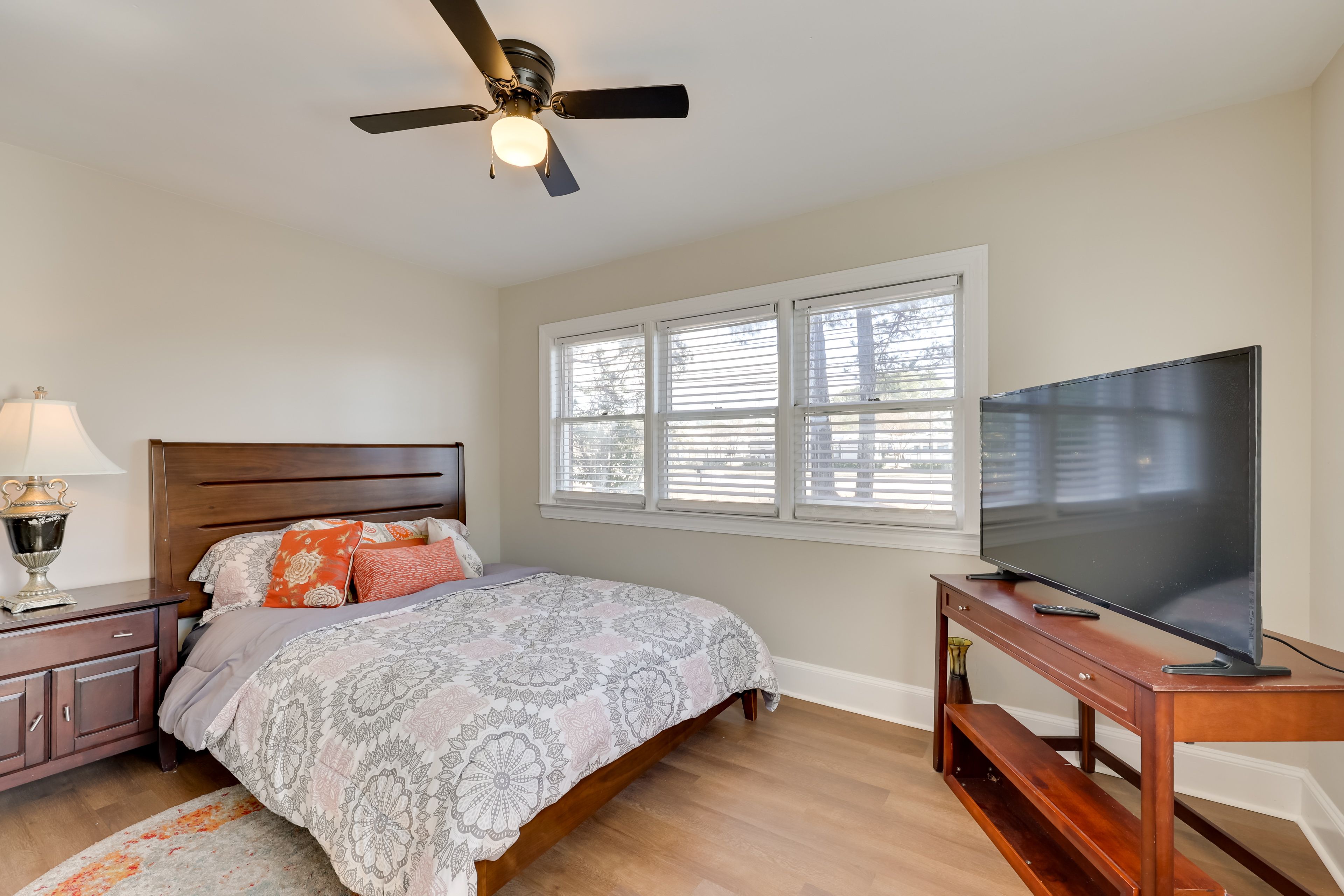 Bedroom 3 | Queen Bed | Smart TV