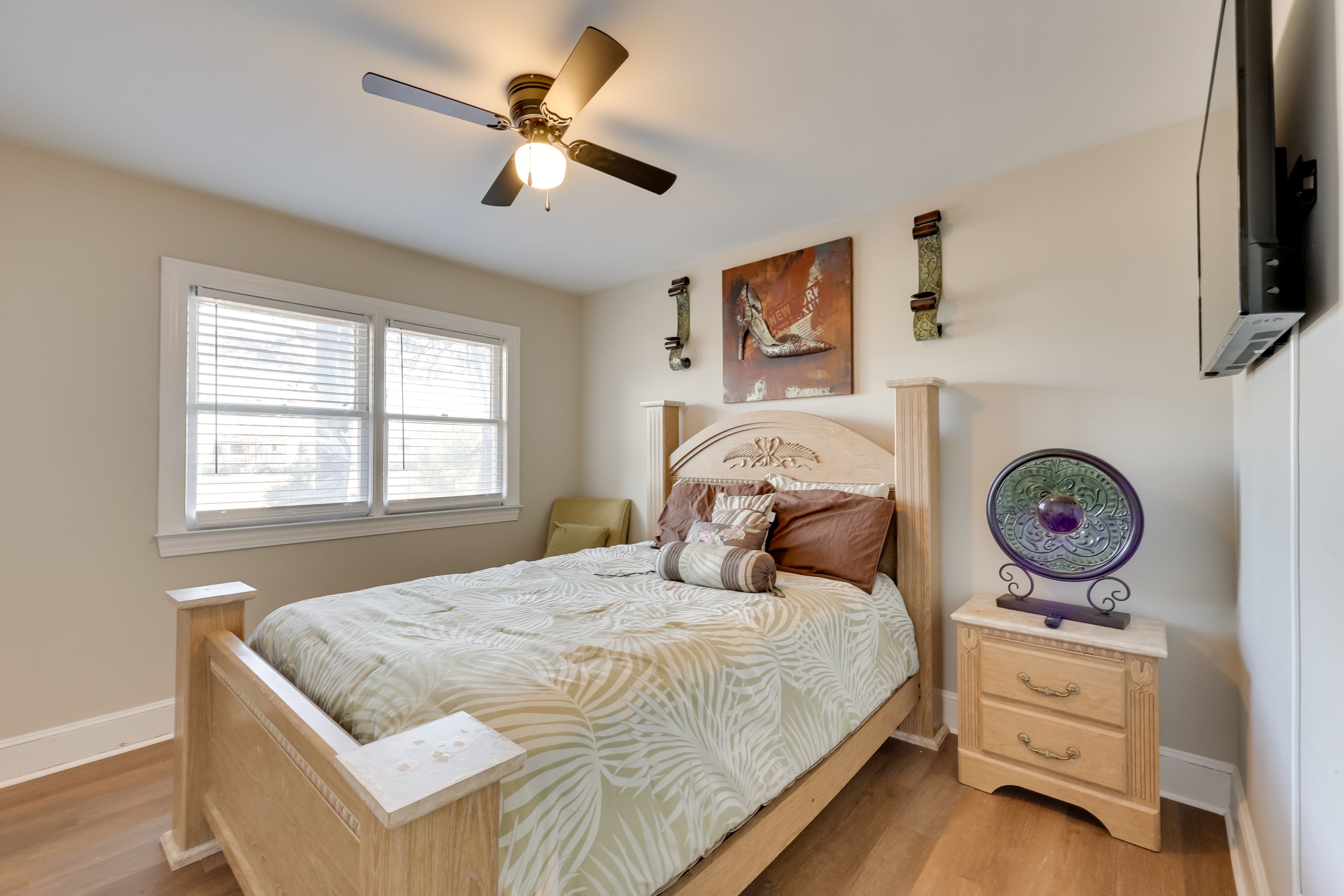 Bedroom 2 | Queen Bed | Smart TV