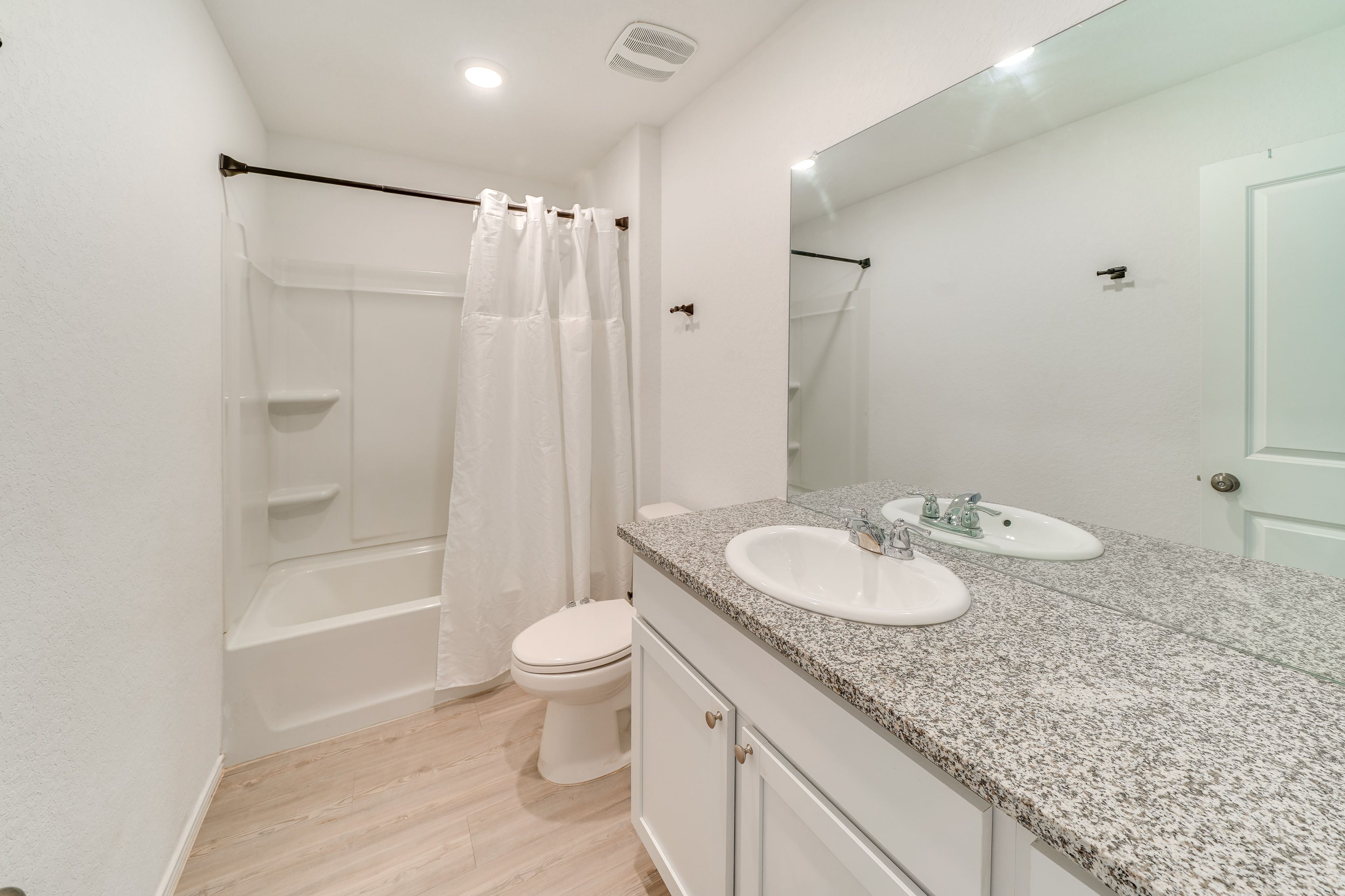 Full Bathroom | Towels Provided
