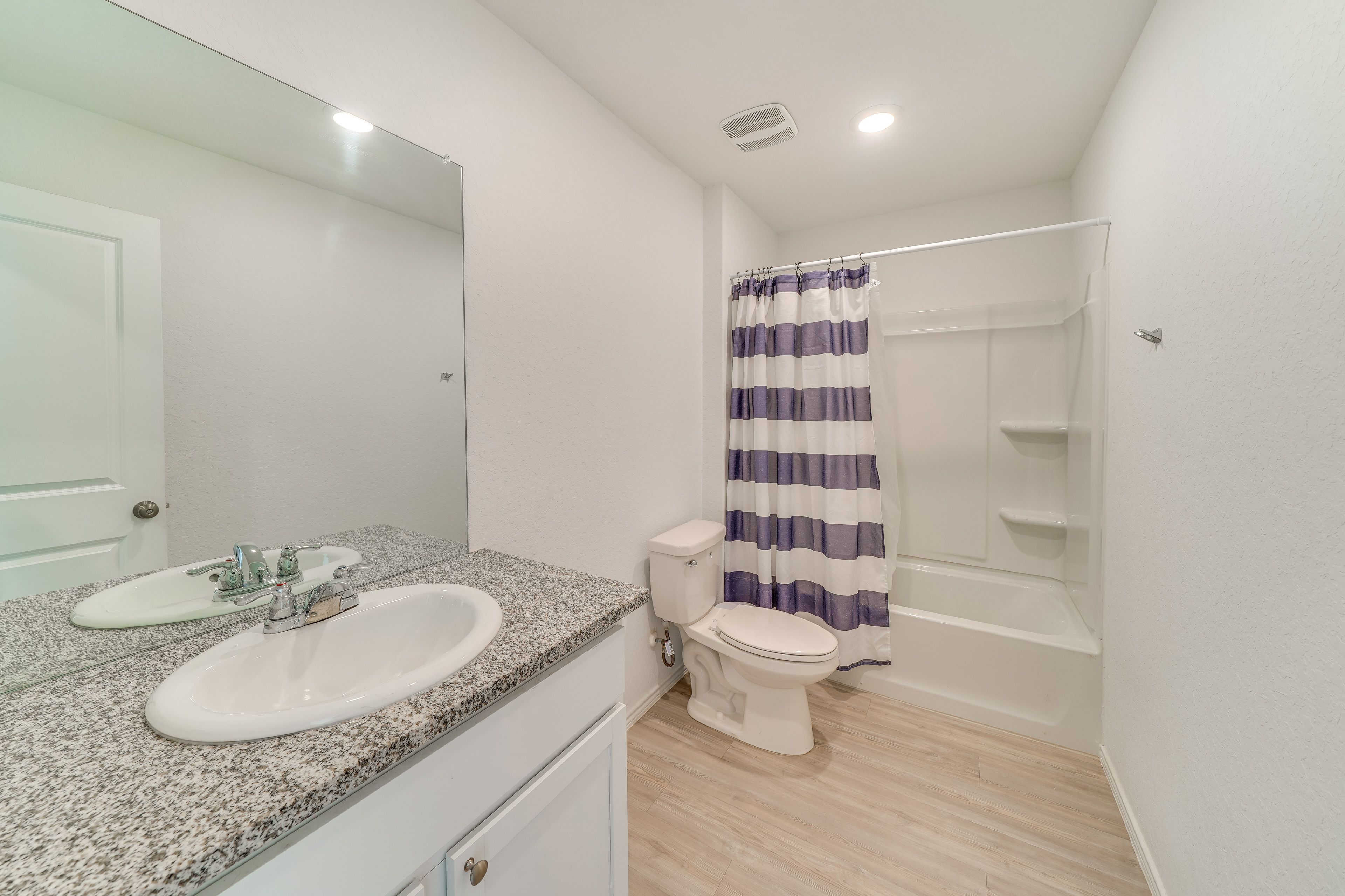 Full Bathroom | Shower/Tub Combo