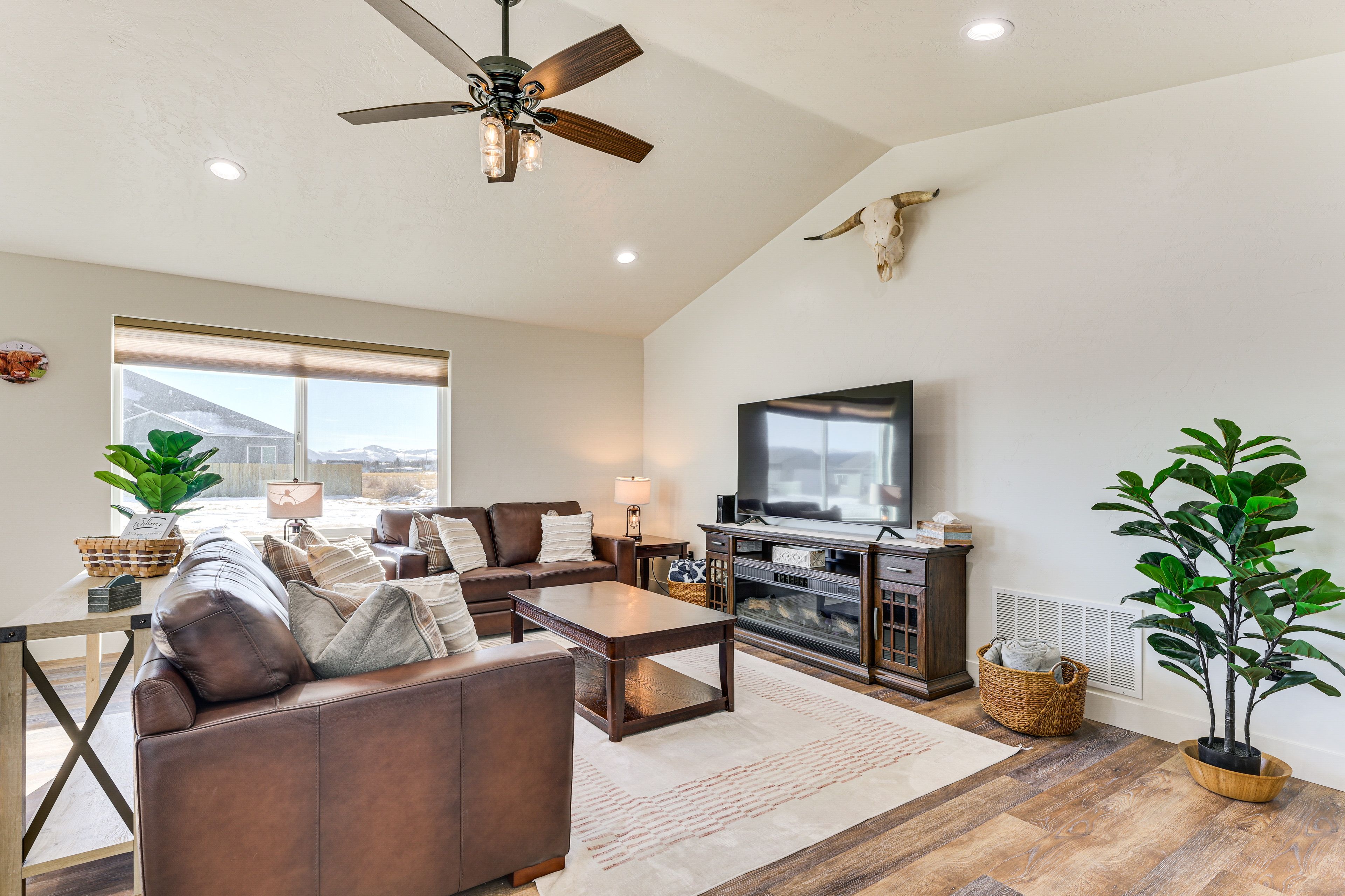 Living Room | Free WiFi | Central A/C
