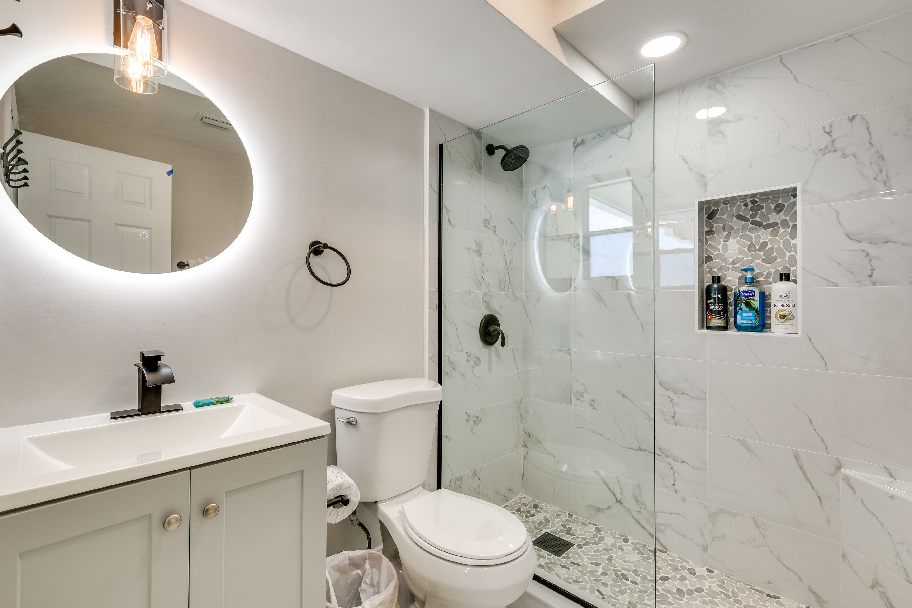 Full Bathroom | Towels Provided | Hair Dryer