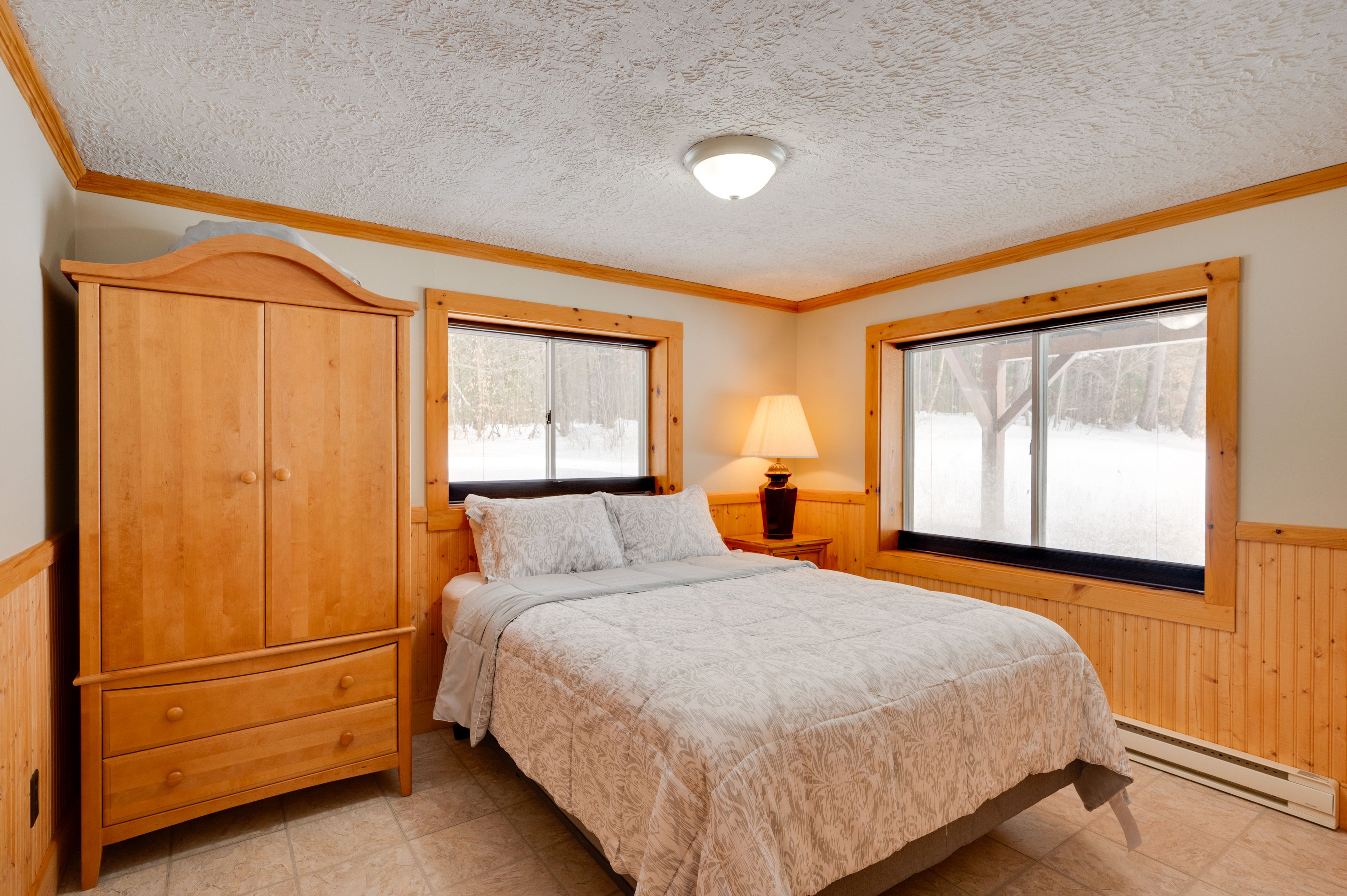 Bedroom 1 | 1st Floor | Queen Bed | Linens Provided