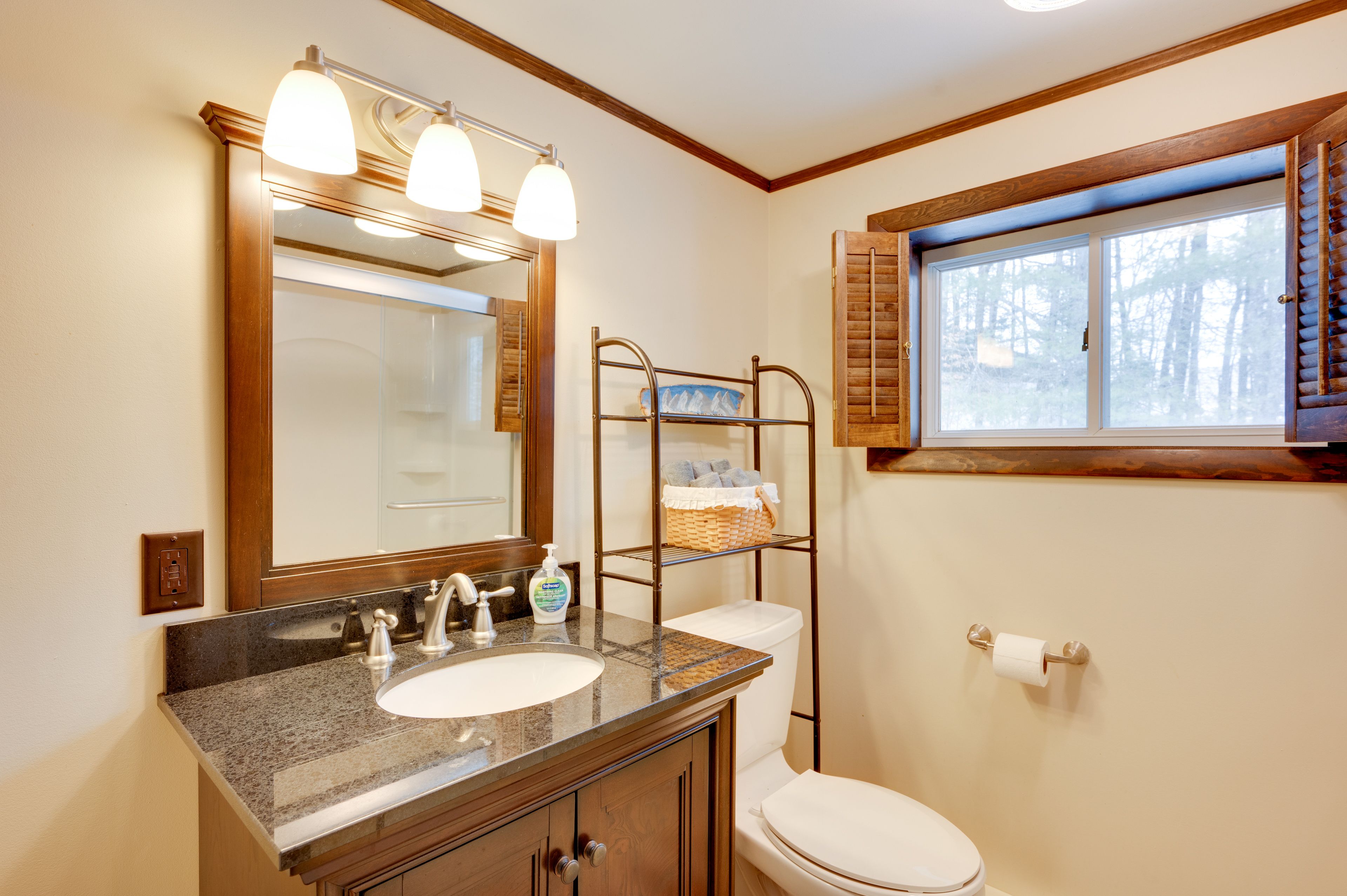 Full Bathroom | 1st Floor | Towels Provided