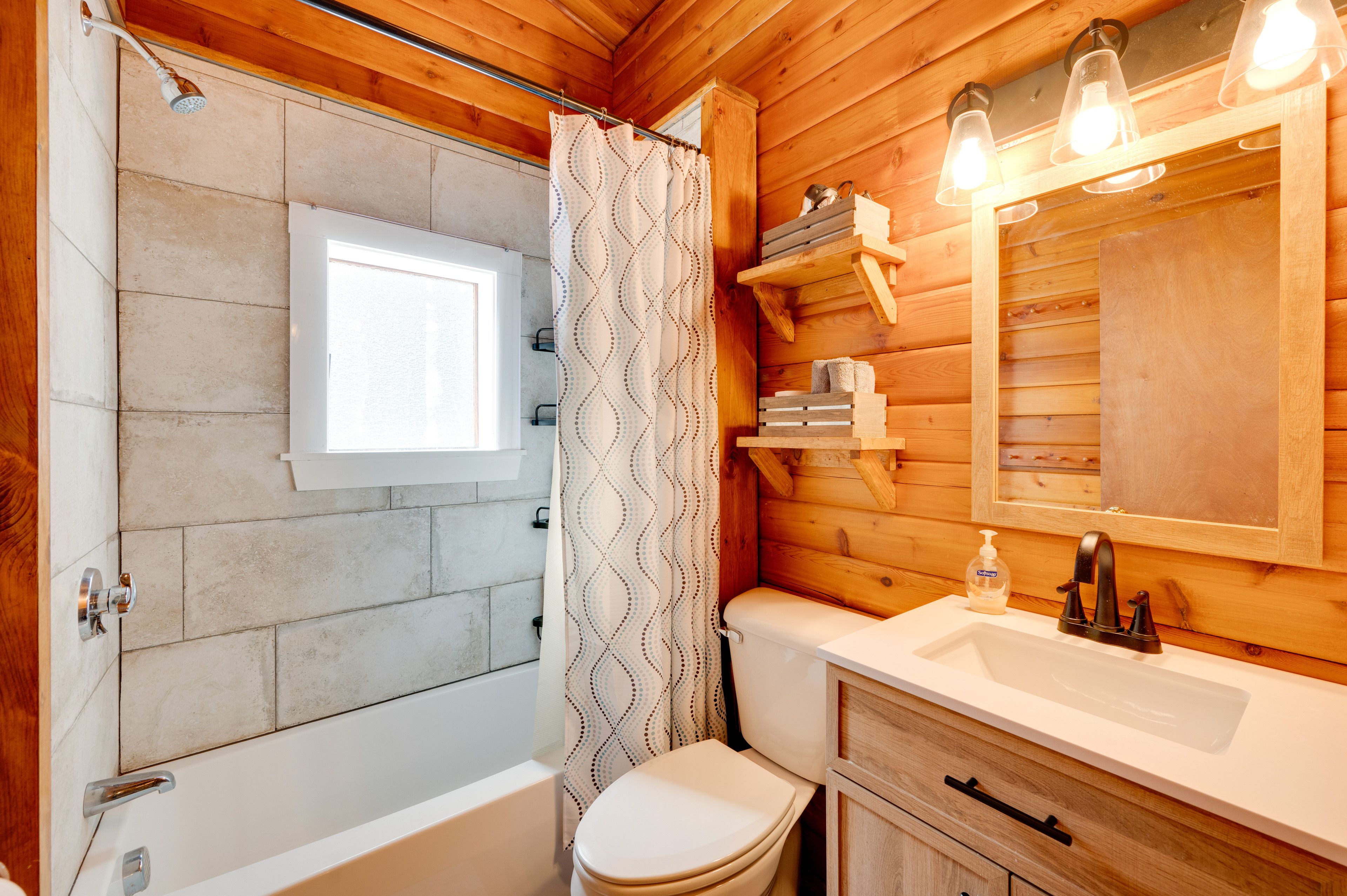 Full Bathroom | 2nd Floor | Towels Provided
