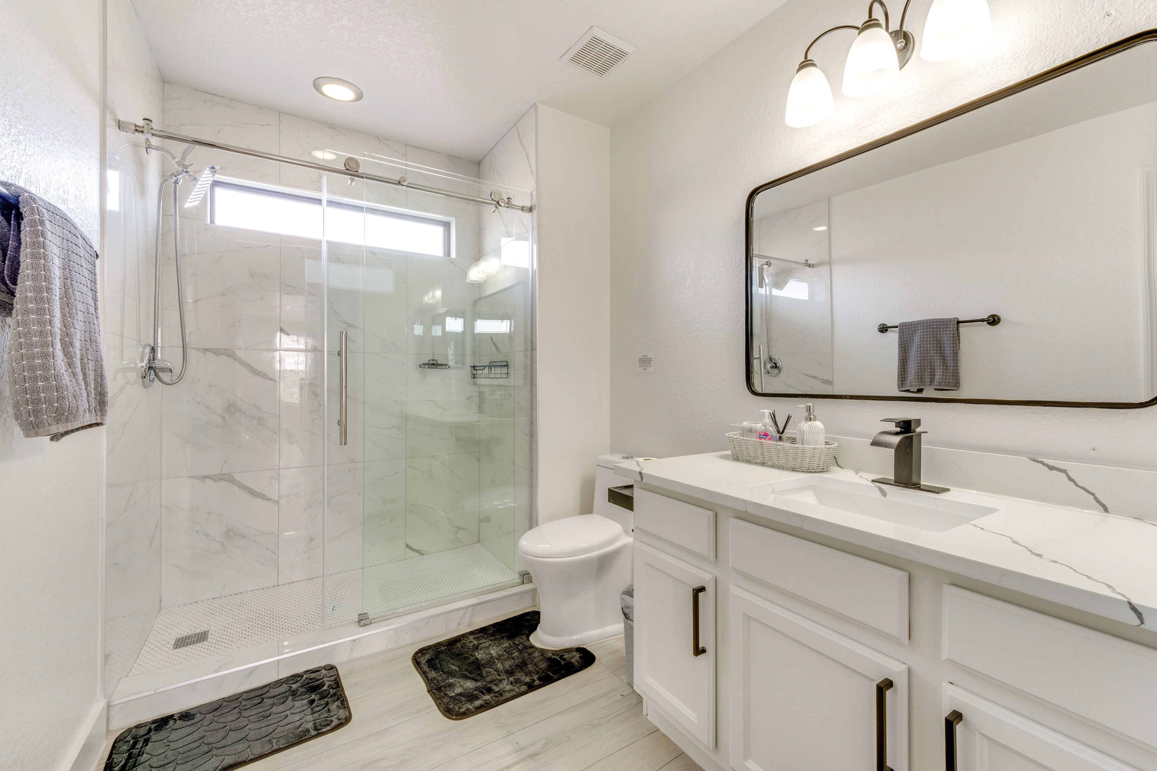 Full Bathroom | 2nd Floor | Complimentary Toiletries