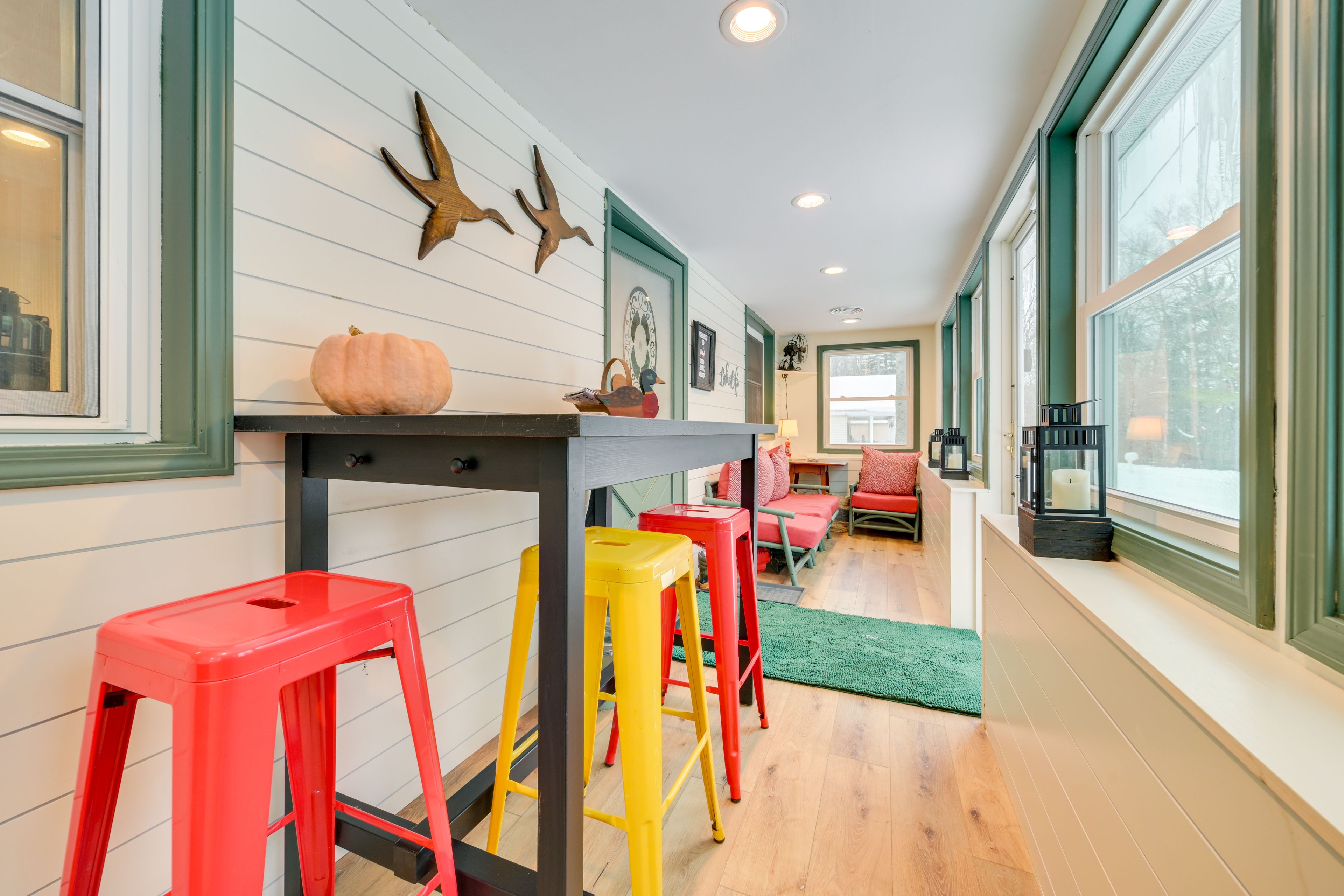 Sunroom | Central Heating | Free WiFi