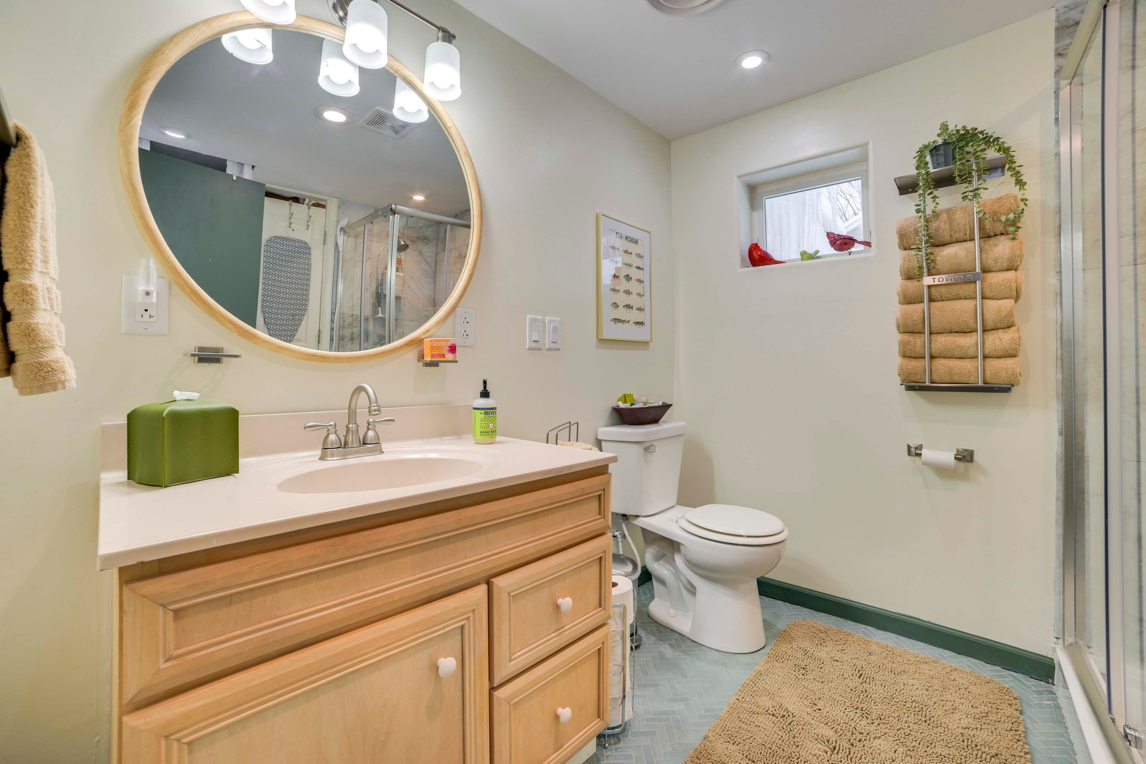 Full Bathroom | Towels Provided