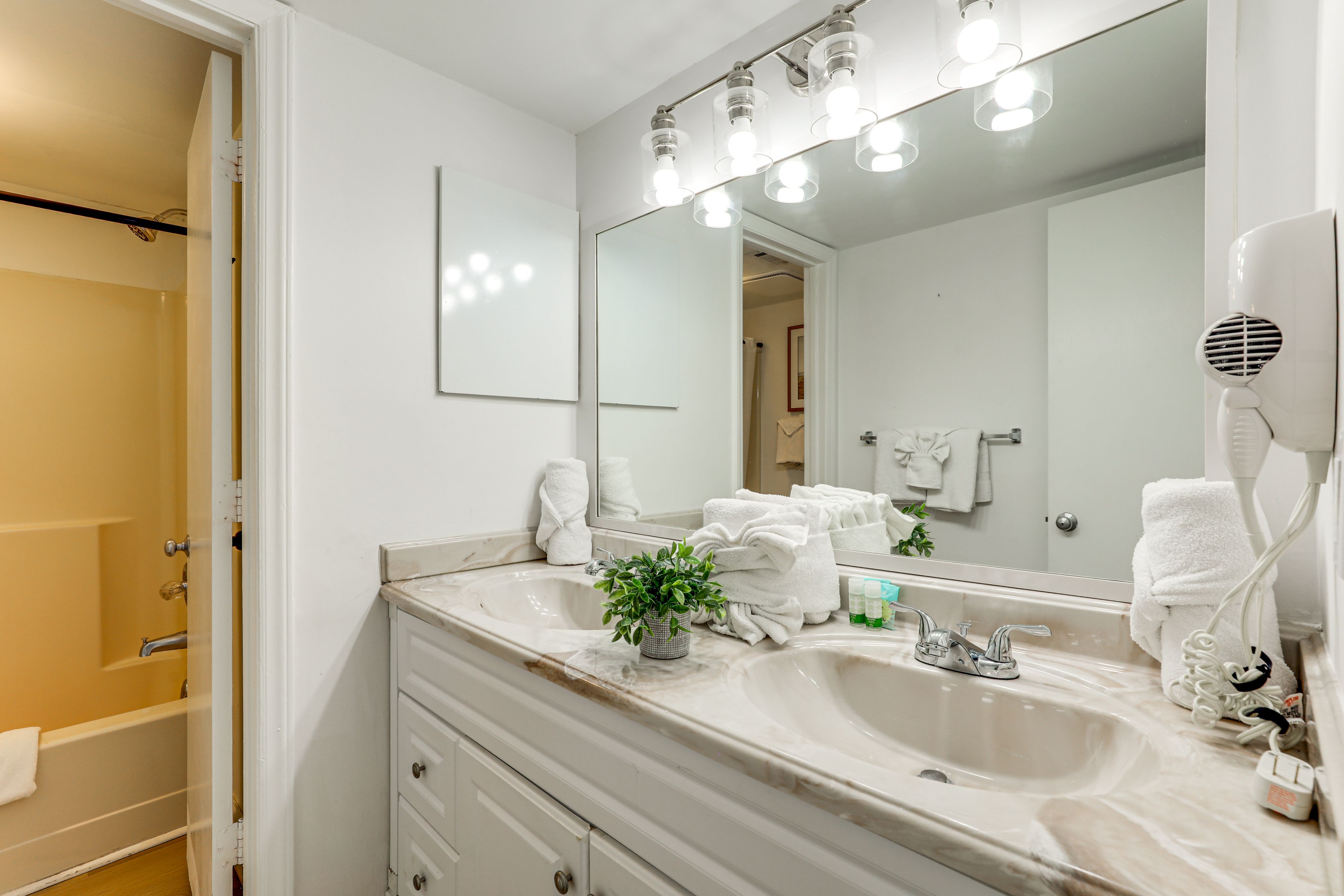Full Bathroom | Towels Provided