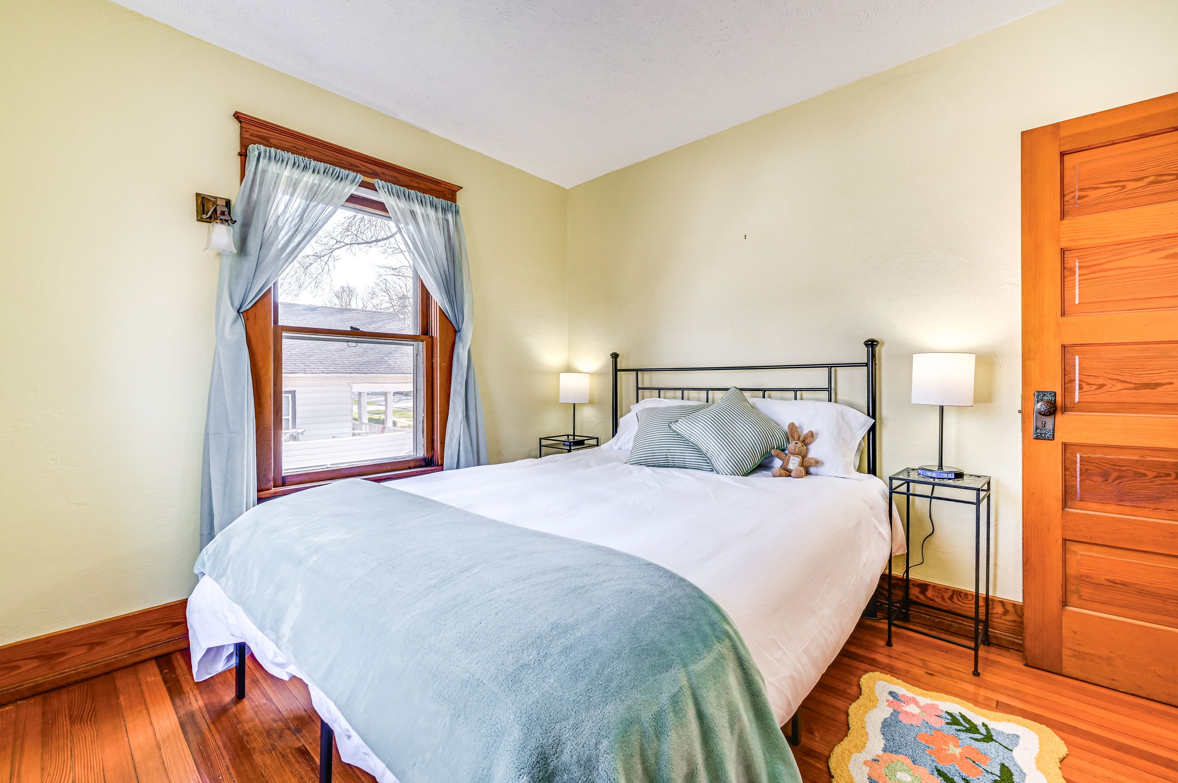 Bedroom 5 | Queen Bed | 2nd Floor