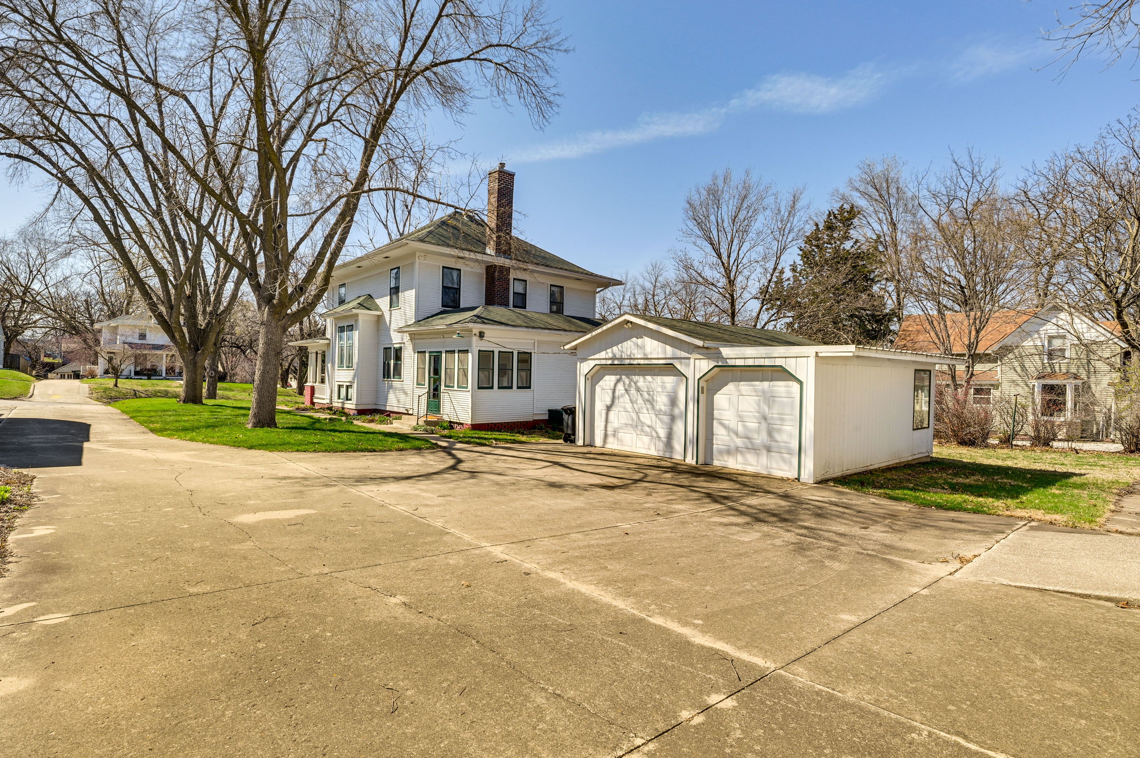 House Exterior | Parking | Driveway (9 Vehicles) | RV/Trailer | Street