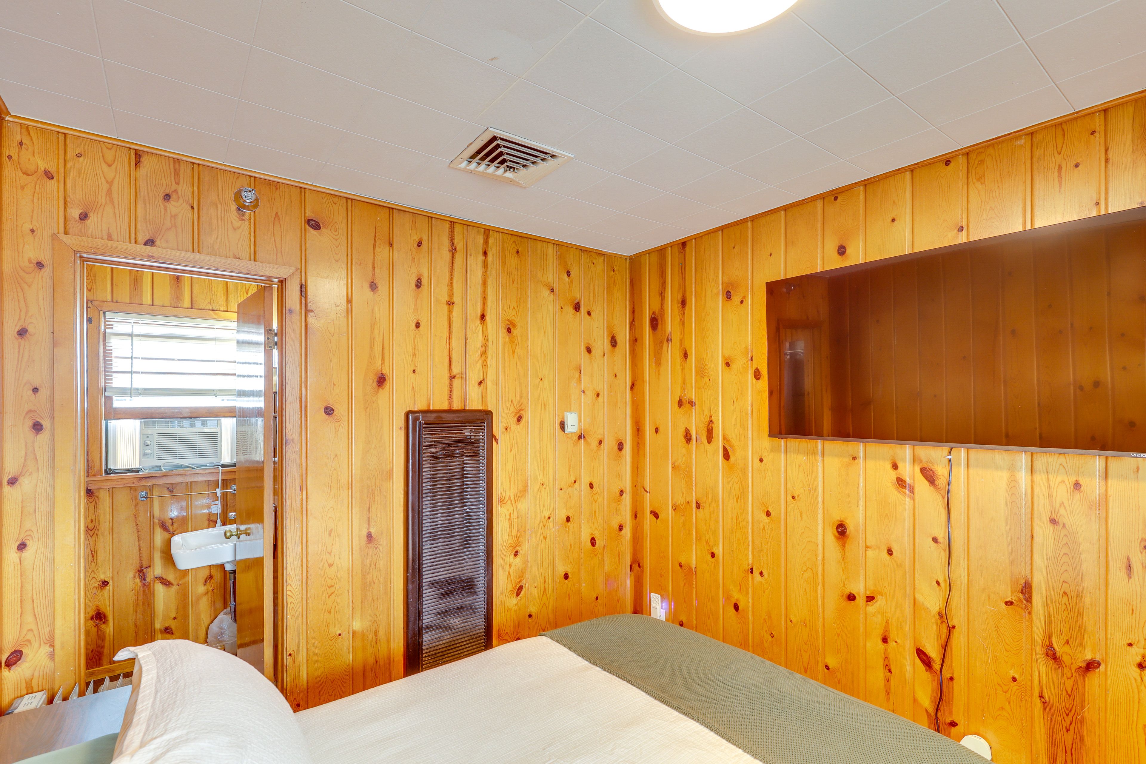 Studio | Queen Bed | Linens Provided | Flat-Screen TV | Free WiFi