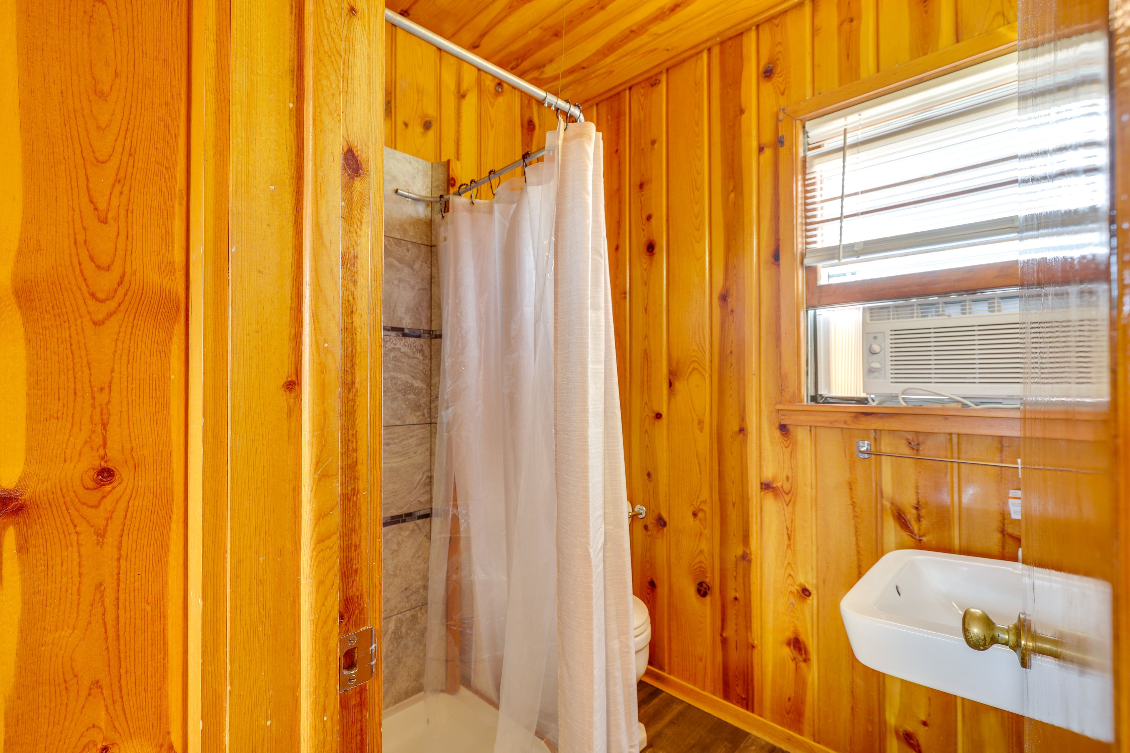 Full Bathroom | Towels Provided | Grab Rail