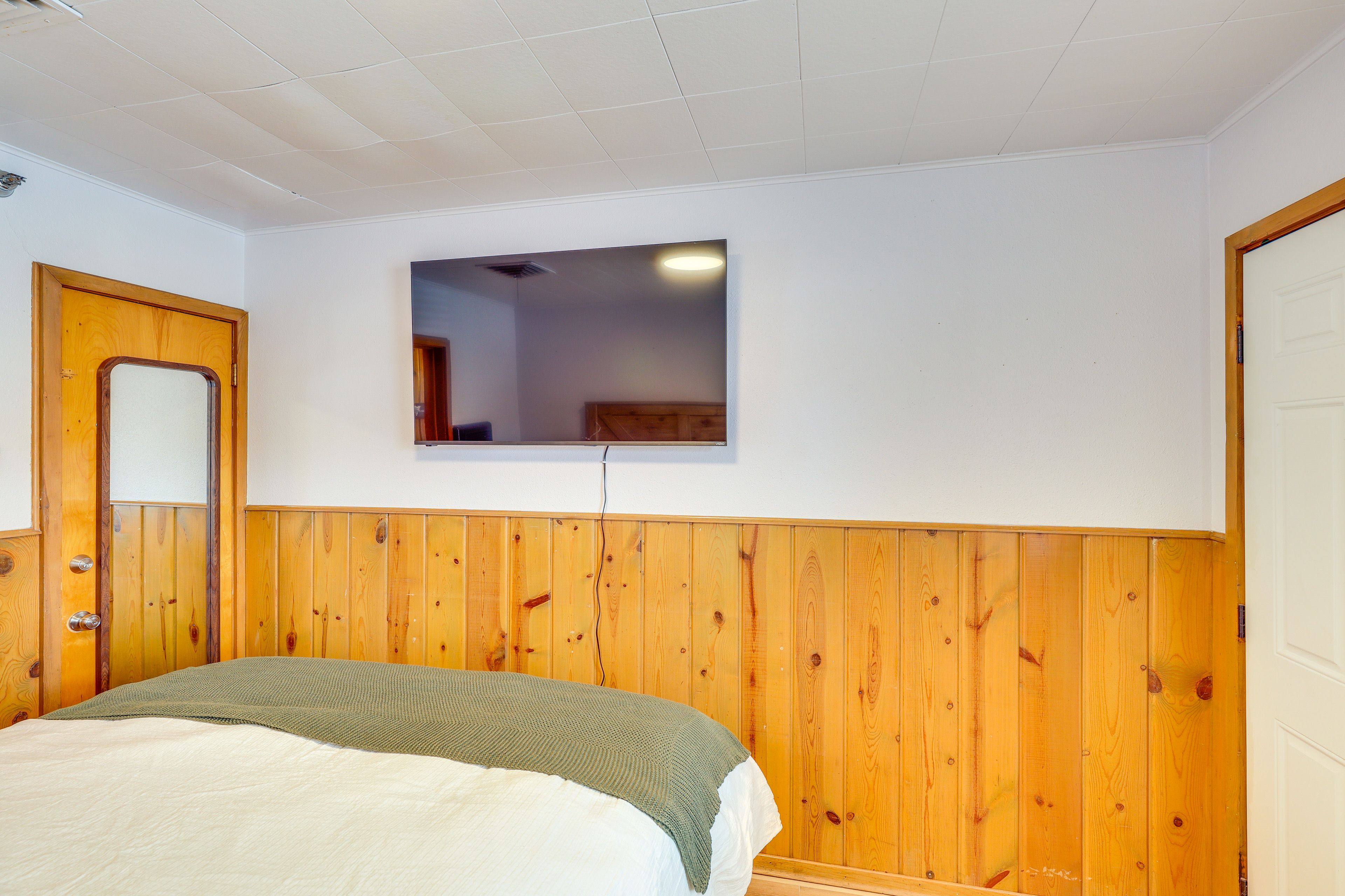 Studio | Queen Bed | Linens Provided | Flat-Screen TV | Free WiFi